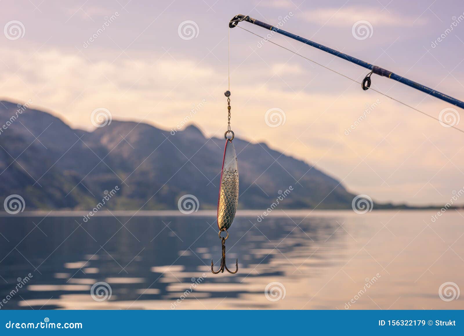 Anzol De Pesca E Arco Em Belo Paisagem Norueguesa Imagem de Stock - Imagem  de norueguês, anjo: 156322179