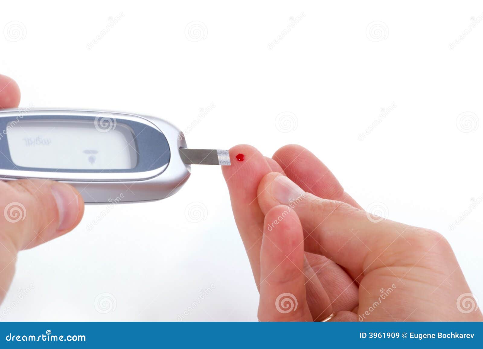 Análisis de sangre llano de la glucosa. El diabético está haciendo un análisis de sangre del dedo del nivel de la glucosa