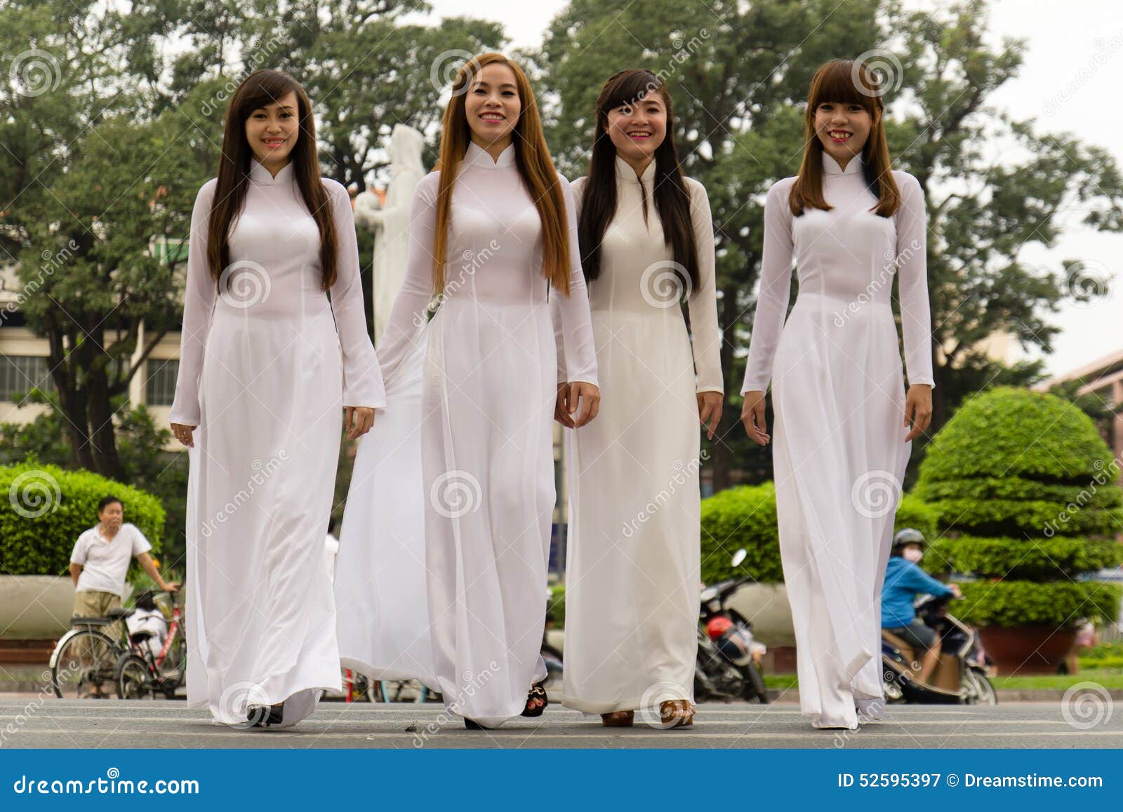 AO DAI - Traditional Dress of Vietnamese Women Editorial Photography -  Image of girls, women: 52595397