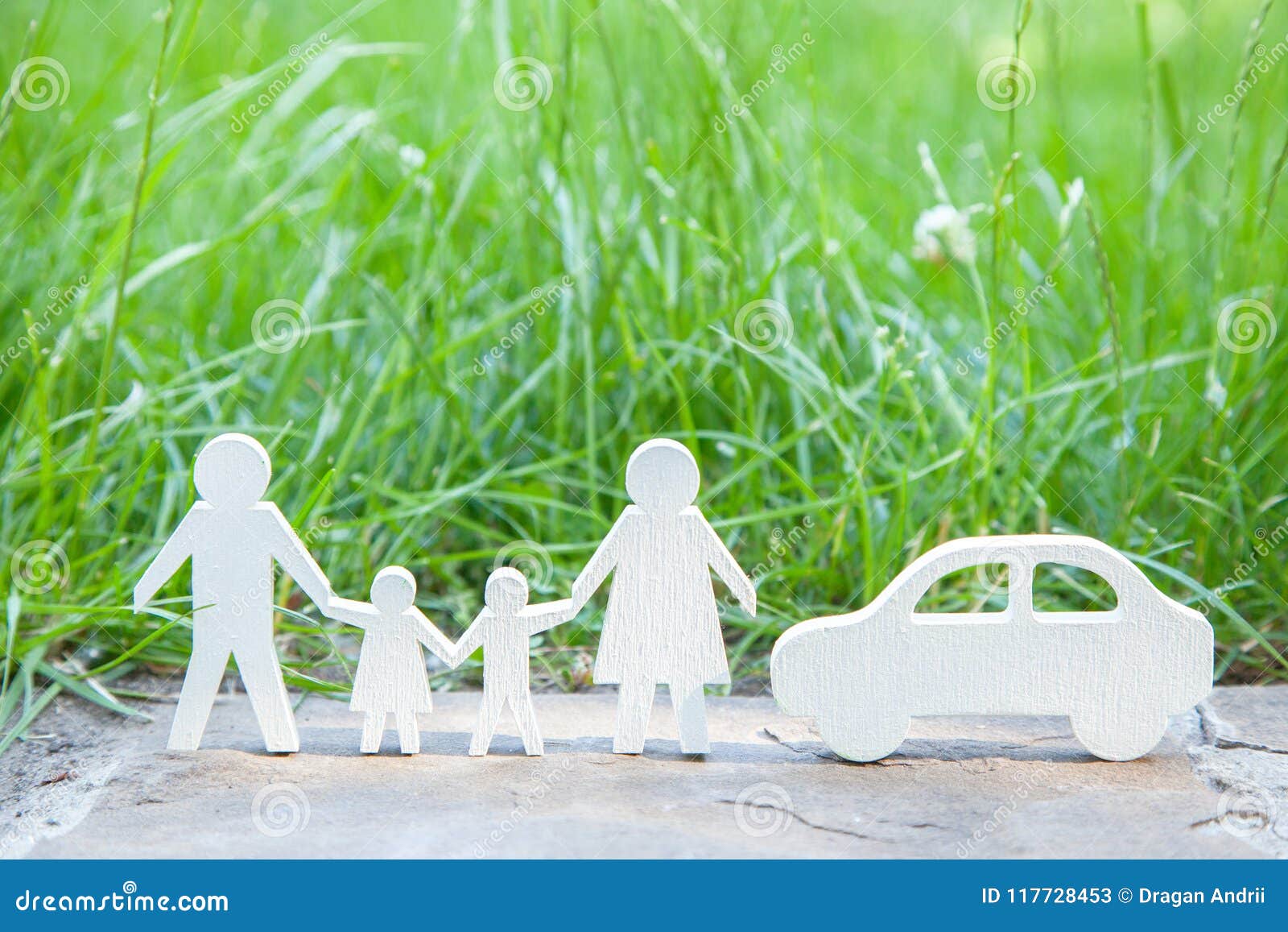 Aonde ir por um feriado na natureza da família pelo carro? Paizinho, mamã, filho e filha perto do carro em um fundo da grama verde