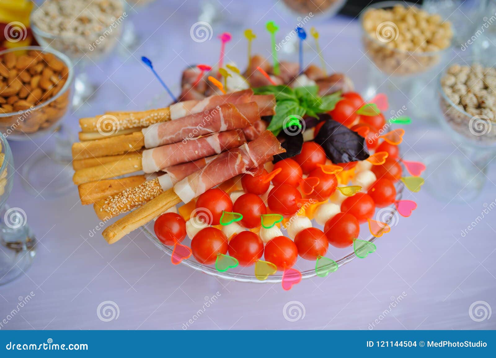 Apéritif De Mariage Avec Des Cure-dents De Coeurs Photo stock