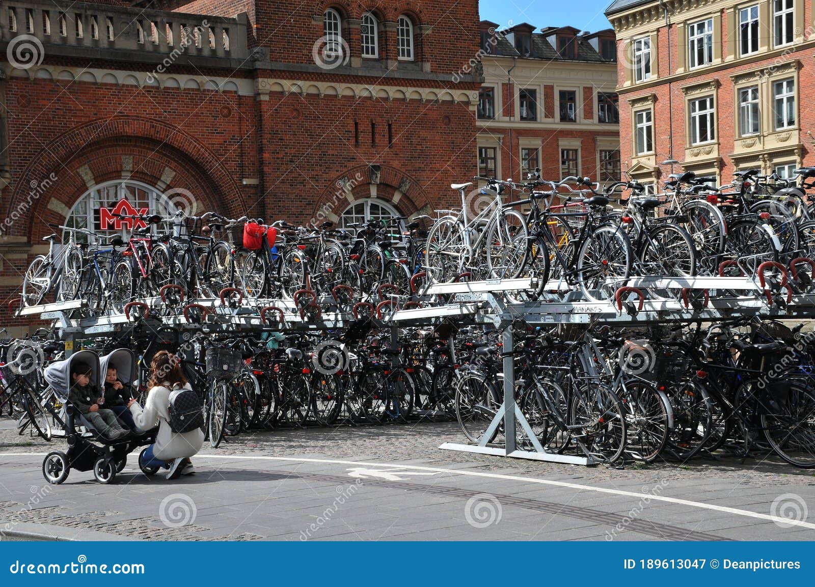 Aparcamiento Para Bicicletas En La Estación Central De Tren De Copenhague  Fotografía editorial - Imagen de europeo, copenhague: 189613047