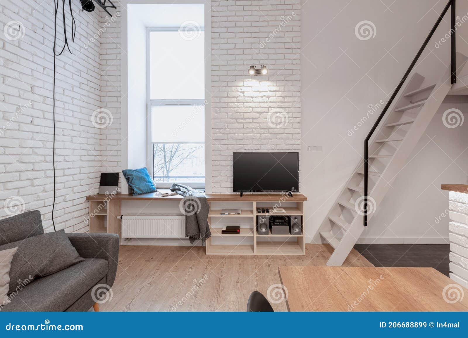 Apartamento Con Escalera a Mezzanine Imagen de archivo - Imagen de escalera,  lifestyle: 206688899