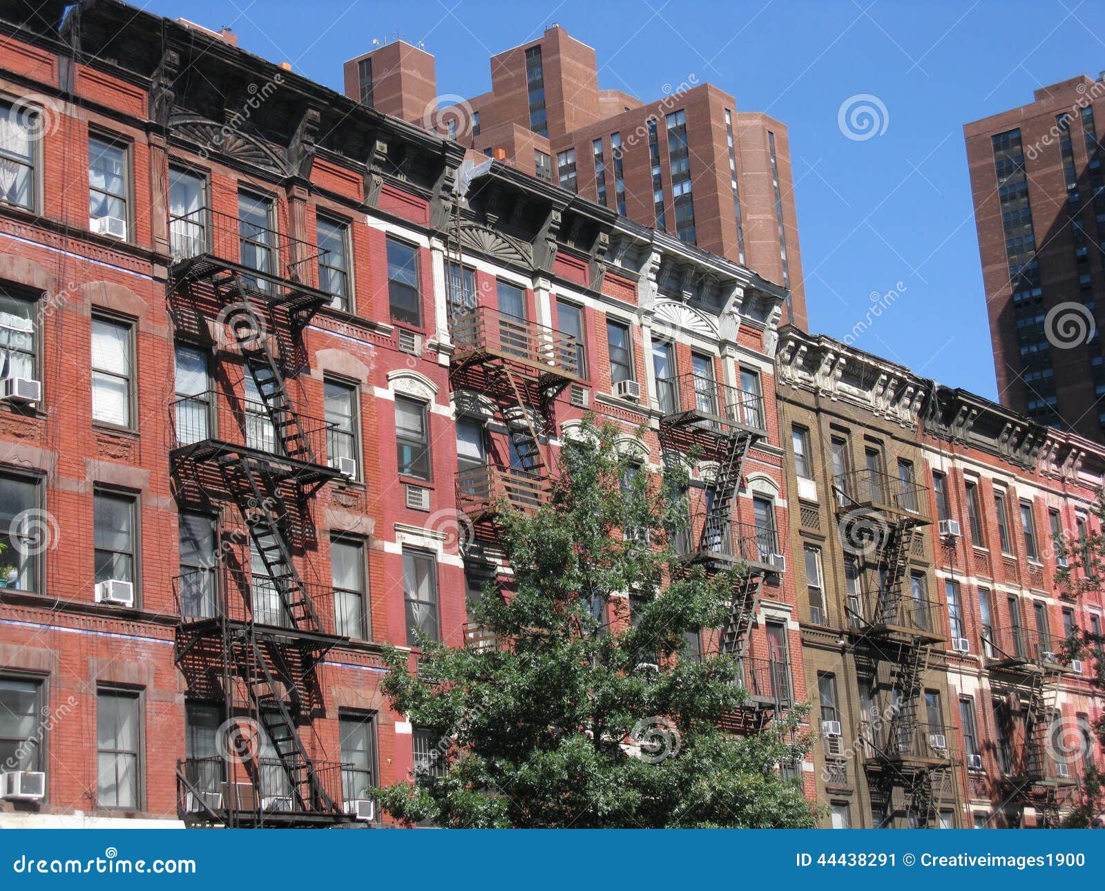 Apartamentos Del Estilo De La Vivienda, New York City Imagen de archivo - Imagen de casas ...