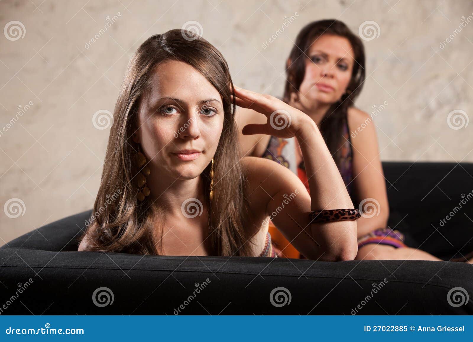 Mujer Se Gira Alejándose De Una Persona Imagen de archivo - Imagen de  ansioso, amistad: 27022885, image size:1600x1157