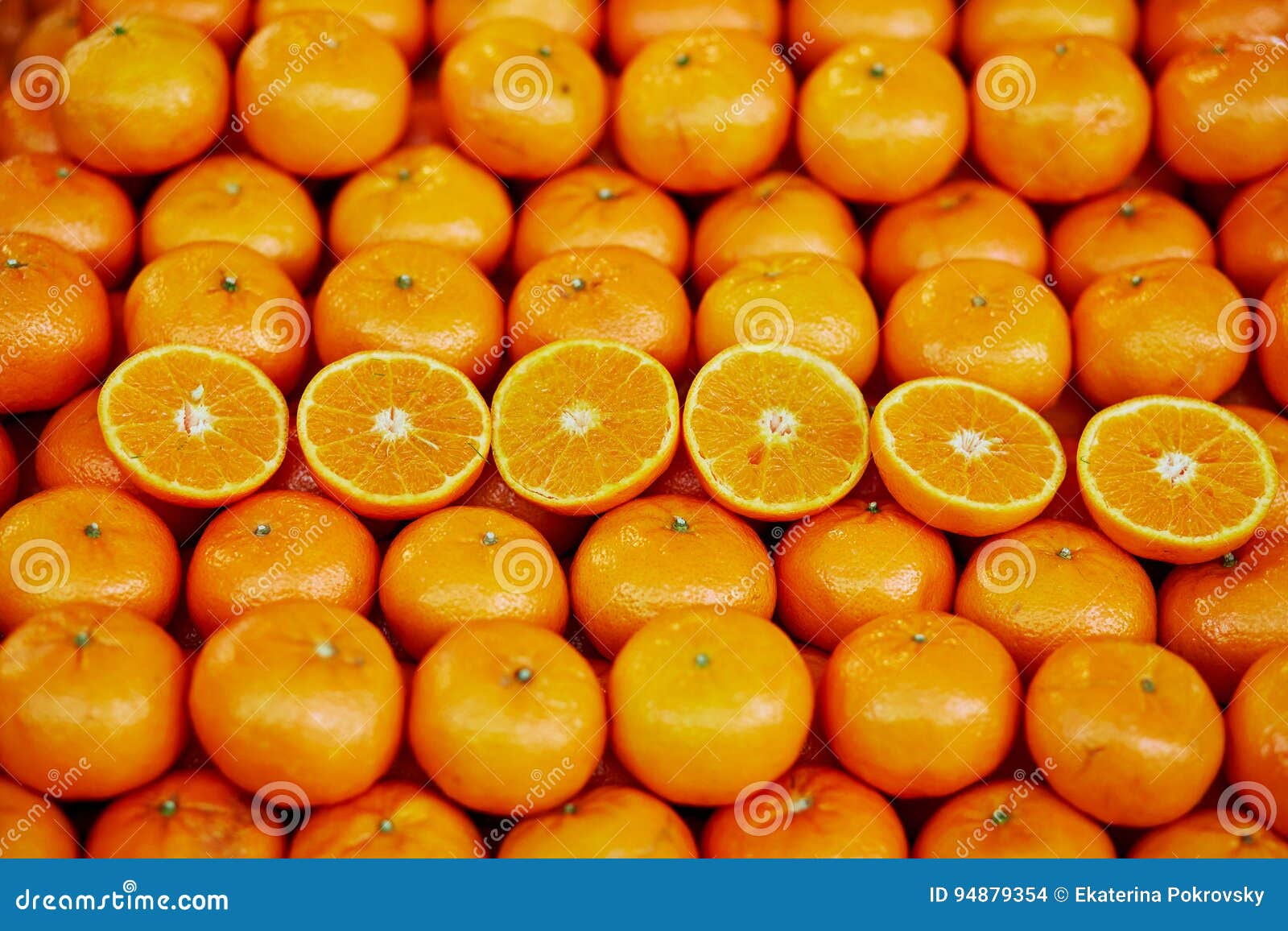 Apelsiner på bonde marknadsför i Paris, Frankrike. Stor hög av nya mogna organiska apelsiner på bondemarknad i Paris, Frankrike