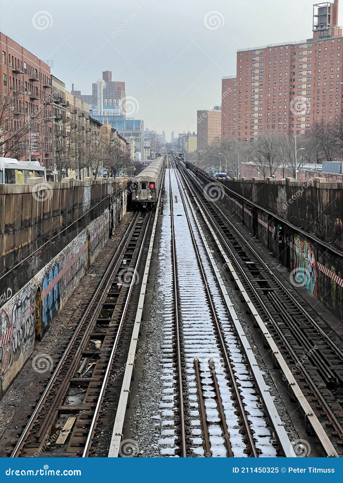 Aperçu du métro en hiver. image éditorial. Image du secteur - 211450325