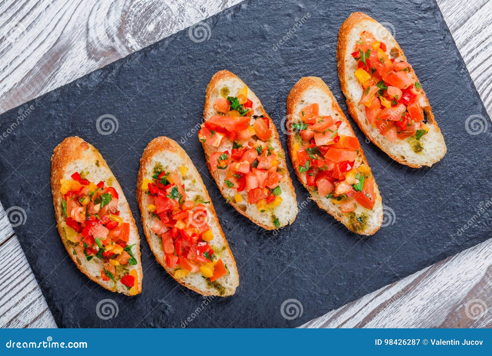 Aperitif Bruschetta Mit Gehacktem Gemüse Auf Ciabatta Brot Auf ...