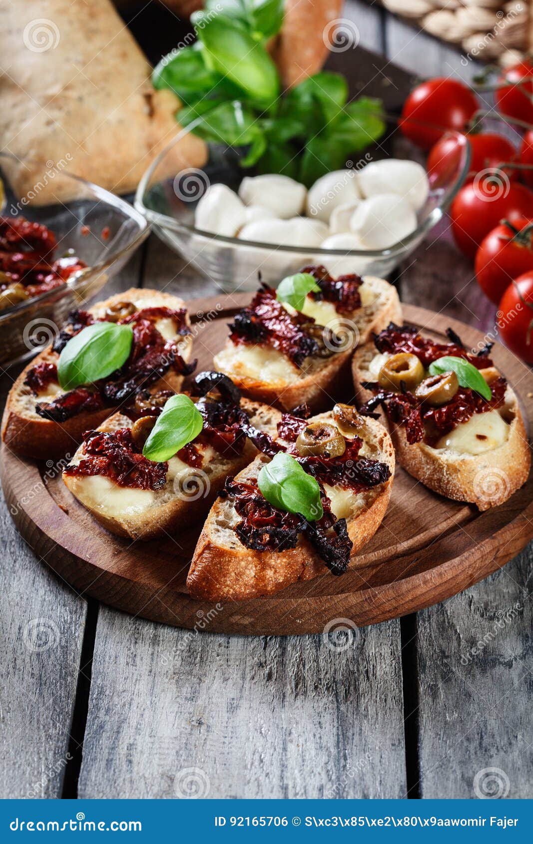 Aperitif Bruschetta Mit Sonnengetrockneten Tomaten, Oliven Und Mozarel ...