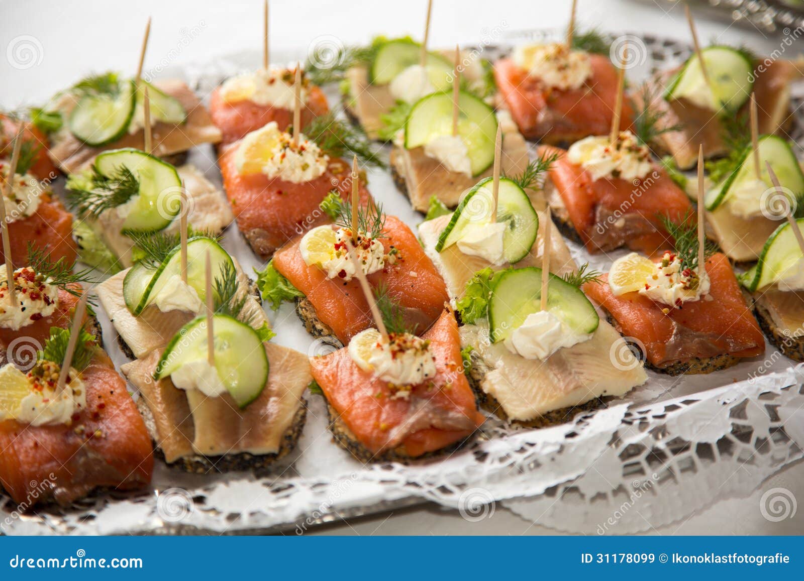 Aperitivi Su Un Piatto a Buffet Immagine Stock Immagine di appetito