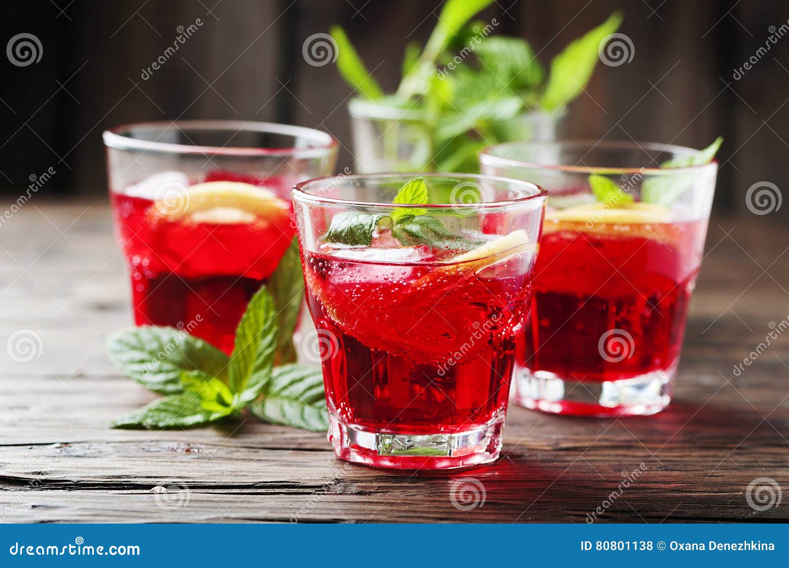 Aperitivo Con Campari La Menta Ed Il Limone Fotografia Stock Immagine Di Background Barra 80801138