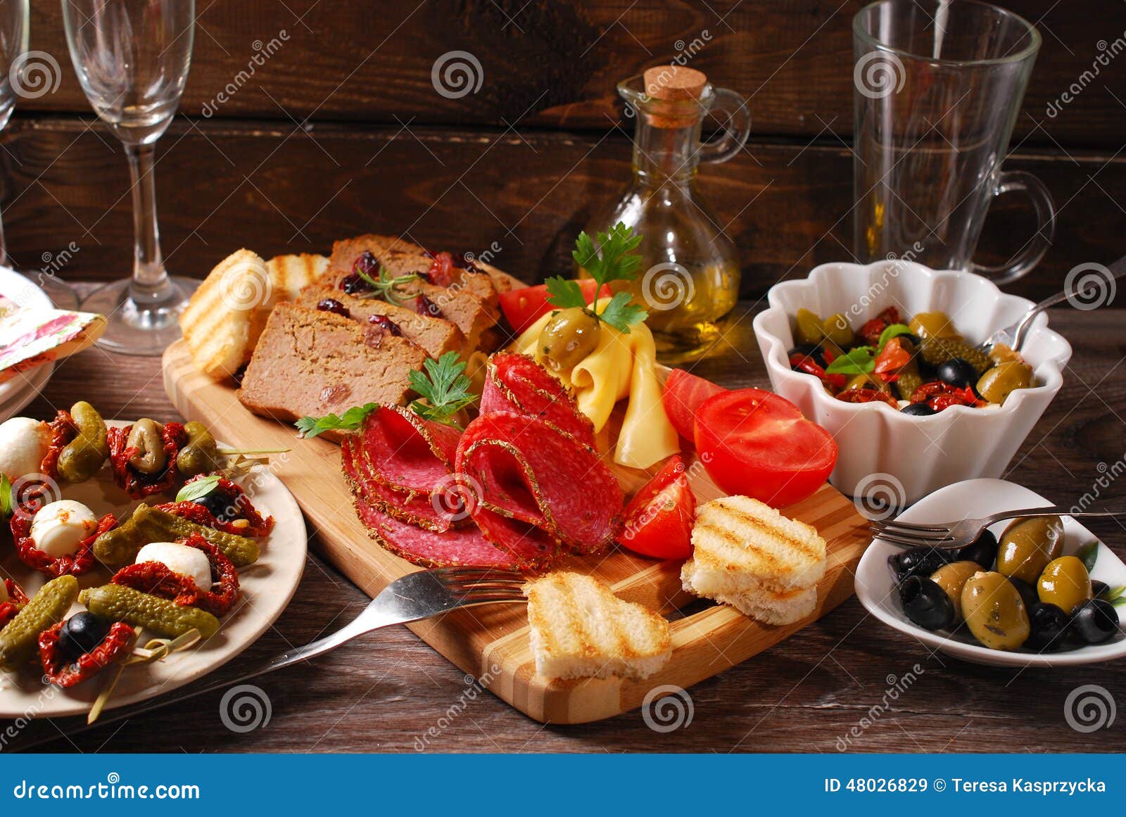 Aperitivos Y Antipasti En La Tabla De Madera Imagen de archivo Imagen