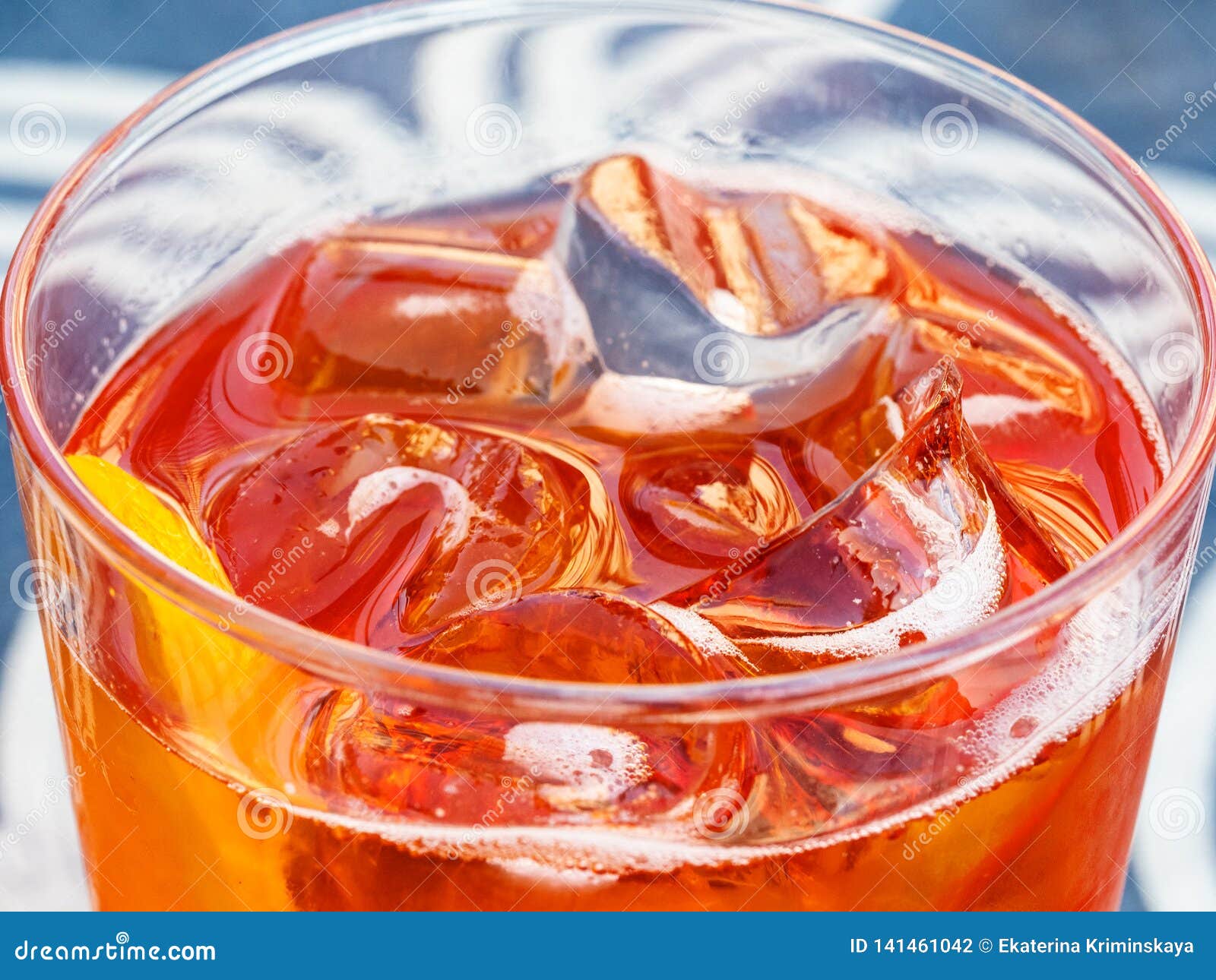 Aperol Spritz Il Cocktail Dell Aperitivo Con I Cubetti Di Ghiaccio Fotografia Stock Immagine Di Preparato Vetro