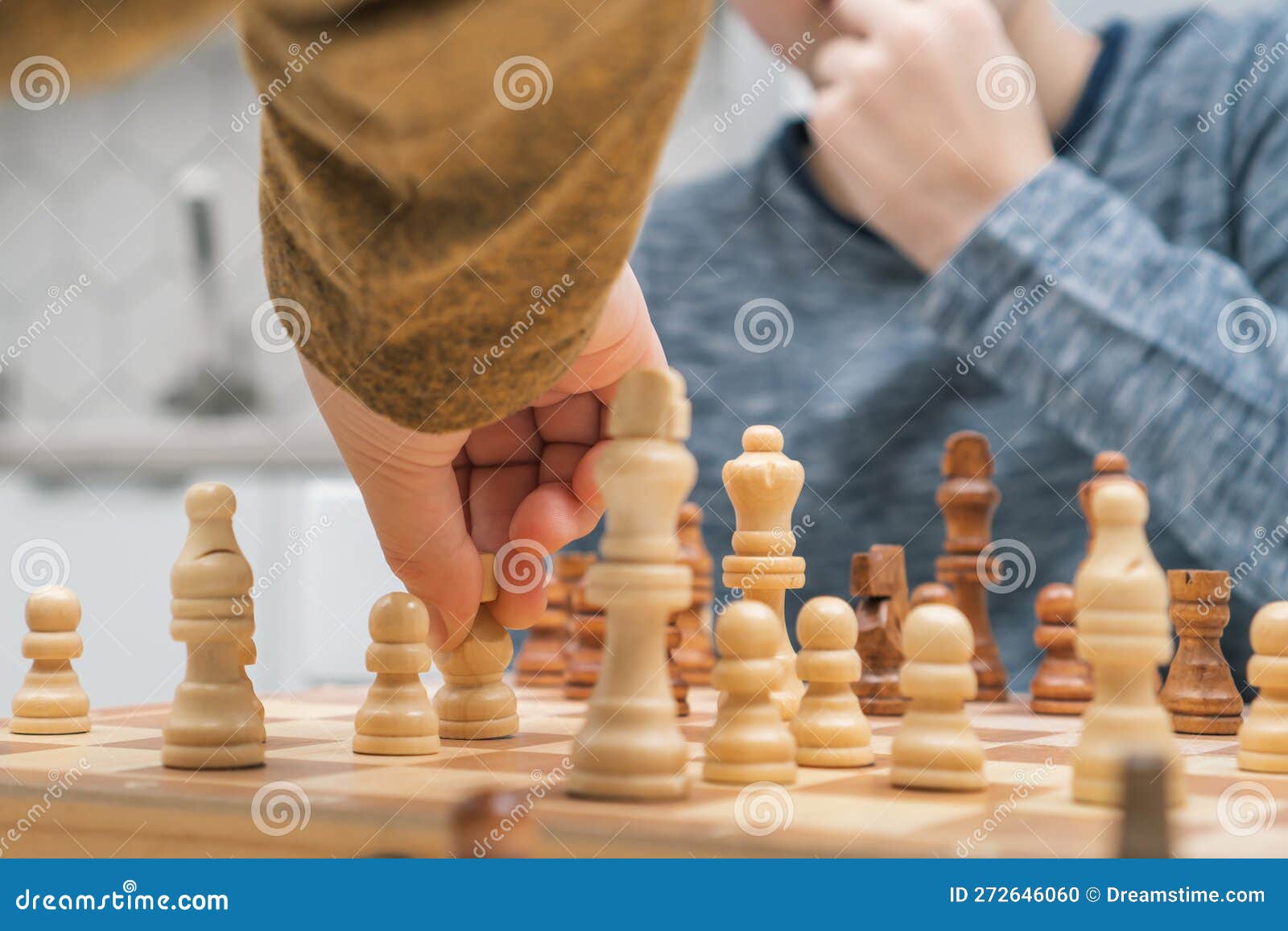 Jogando xadrez de madeira. peão branco contra o resto das figuras