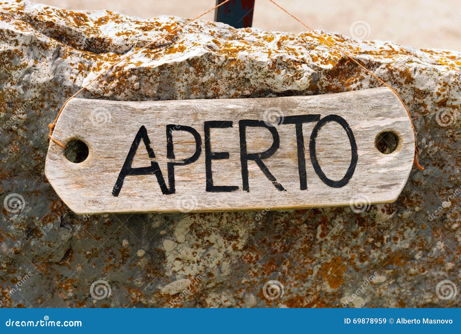 aperto - open sign in italian language