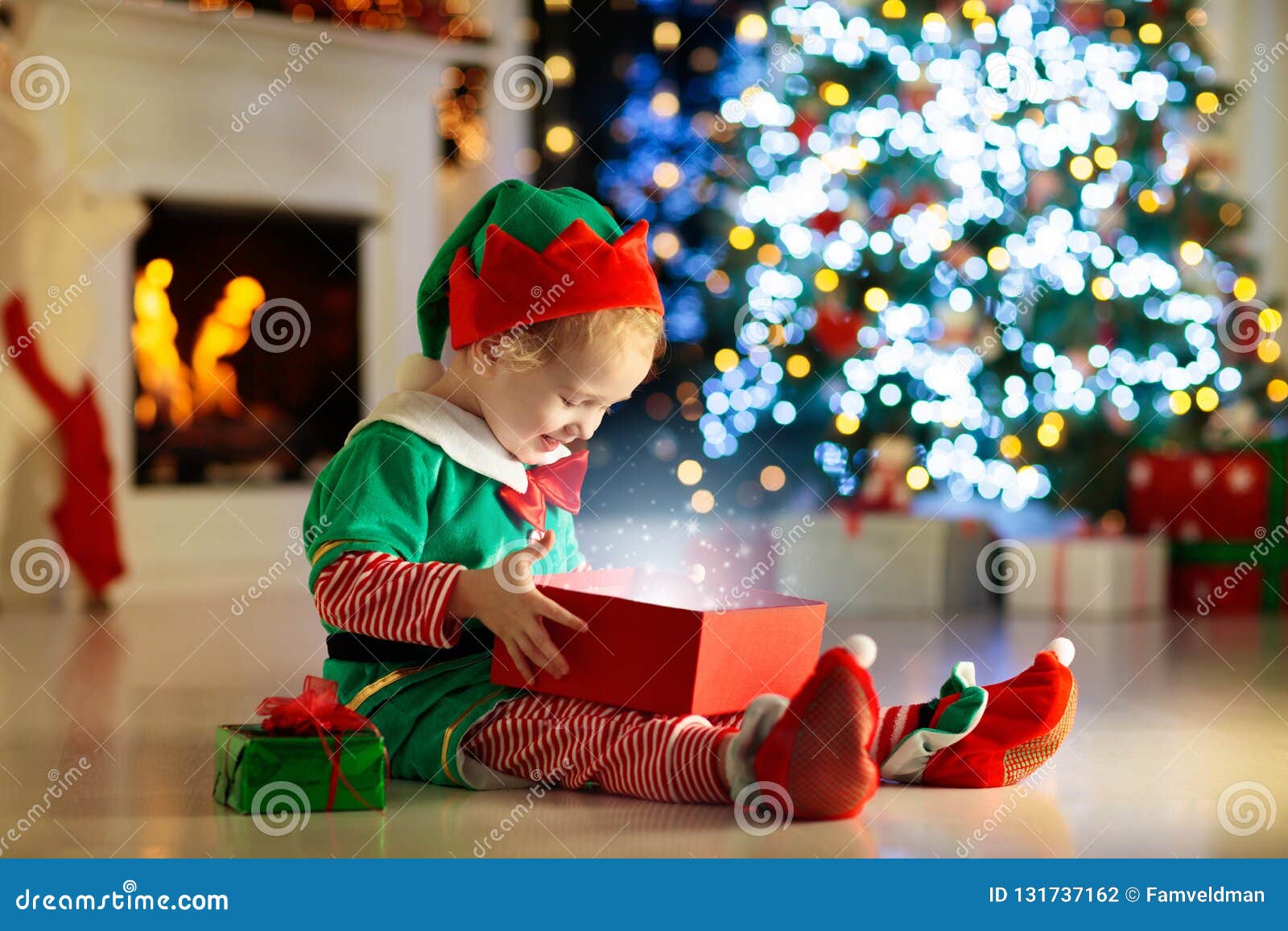 Apertura Regali Di Natale.Apertura Del Bambino Presente All Albero Di Natale A Casa Bambino In Costume Dell Elfo Con I Regali Ed I Giocattoli Di Natale Fotografia Stock Immagine Di Costume Bambini 131737162