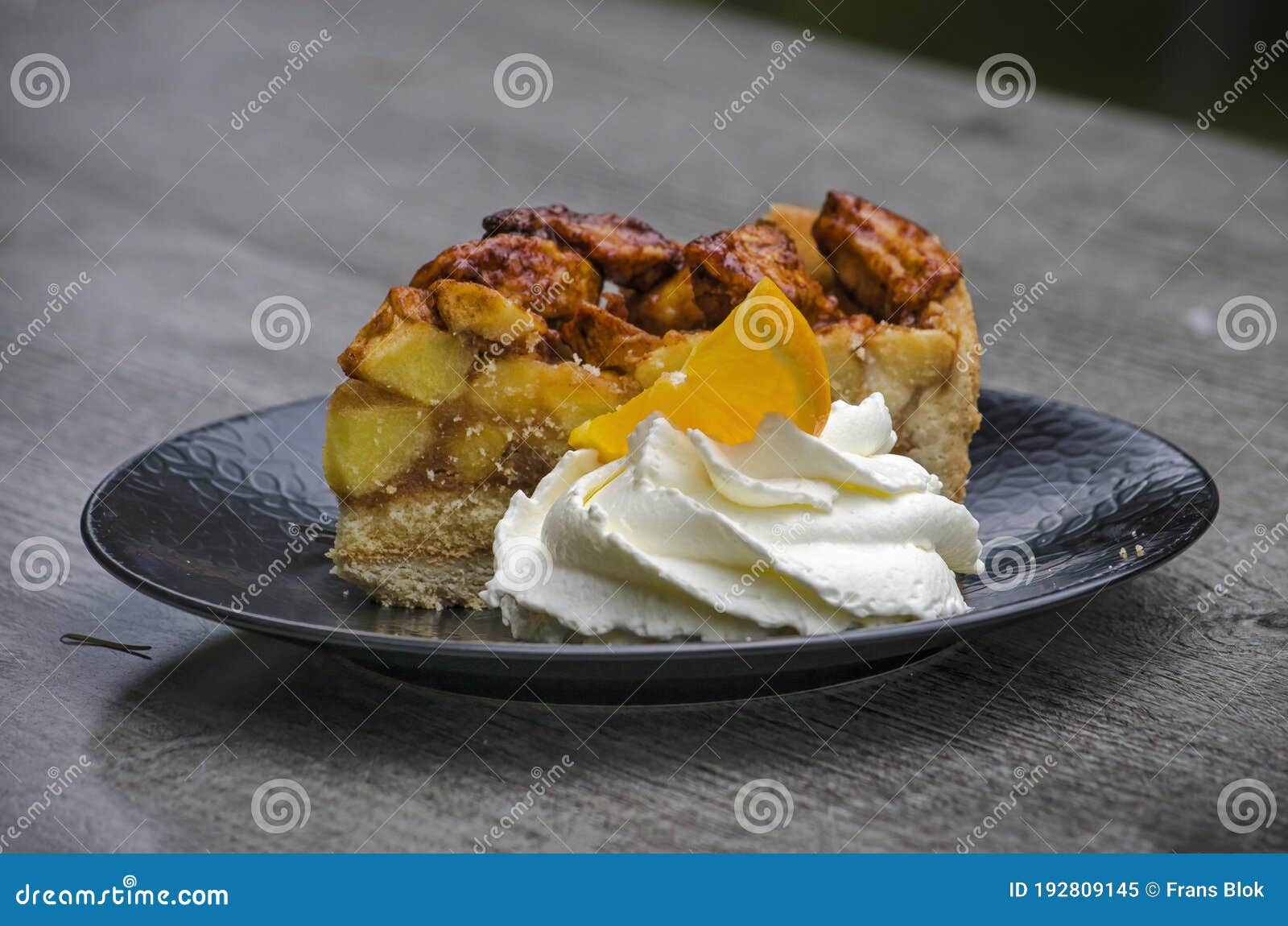 Apfelkuchen mit Sahne stockbild. Bild von holz, essen - 192809145