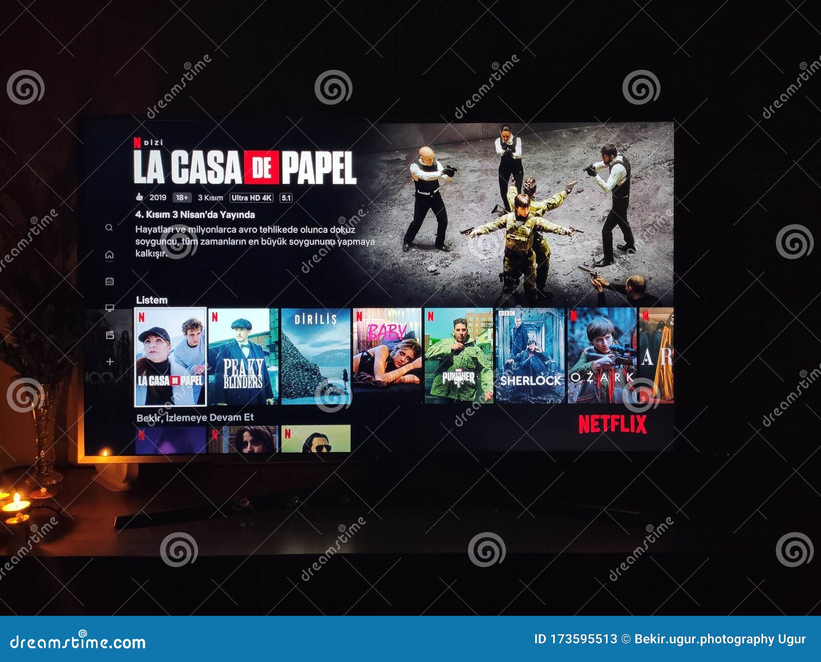 Aplicación Netflix En La Pantalla De Televisión Reproduciendo Y El Logo De  La Serie `La Casa De Papel' Detrás Foto de archivo editorial - Imagen de  insignia, libre: 173595513