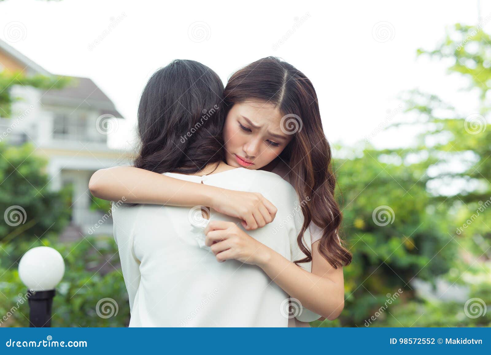 Apoio Da Ajuda Da Amizade Mulher Asiática Deprimida Que Abraça Seu Fri Foto de Stock