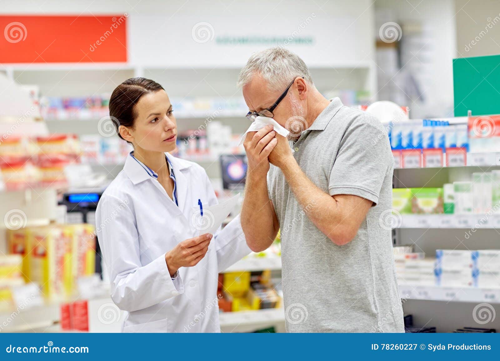 Apotheker En Hogere Mens Met Griep Bij Apotheek Stock Afbeelding