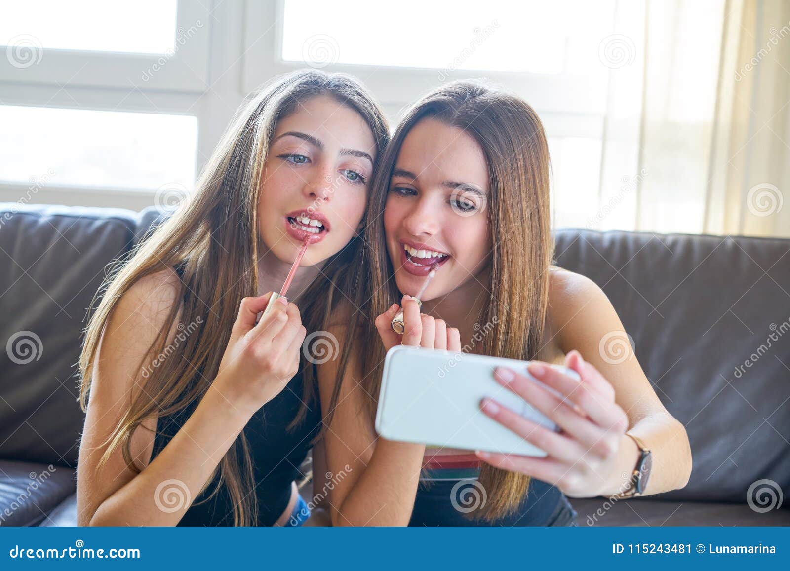 Appareil Photo De Selfie De Maquillage De Meilleurs Amis De Filles D Adolescent Image Stock