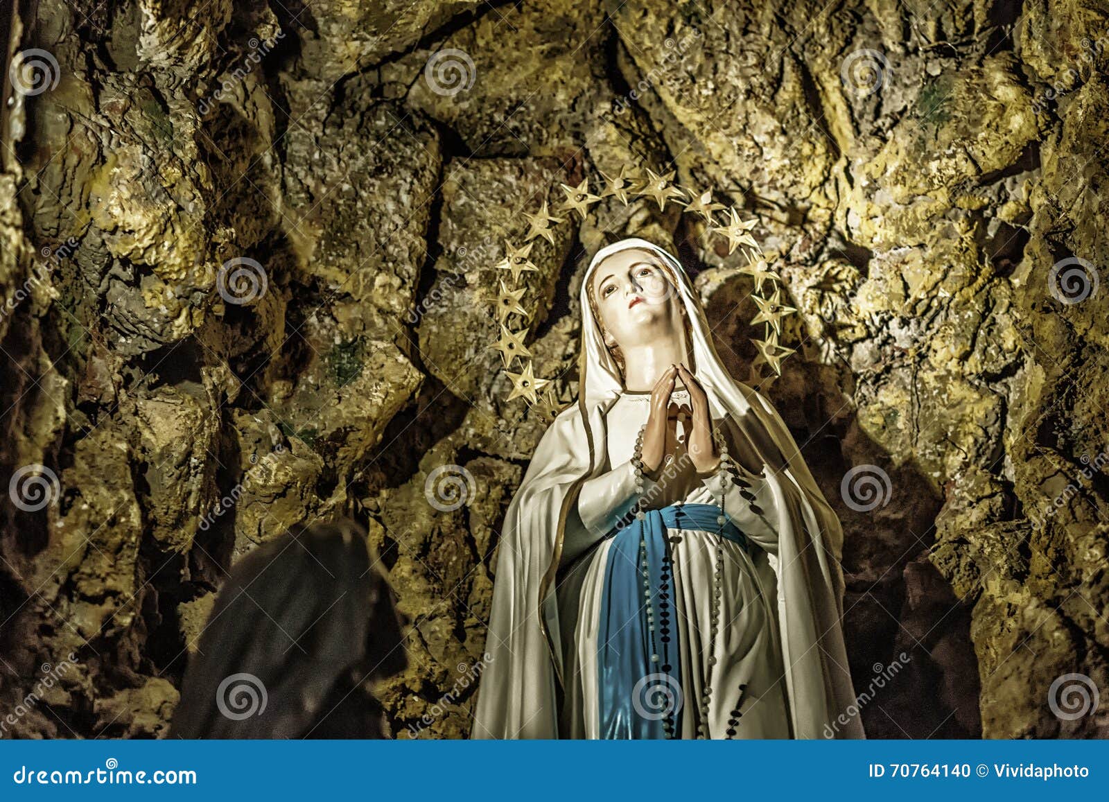 Apparition De Vierge Marie Beni Dans La Grotte De Lourdes Photo Stock Image Du Detail Statue