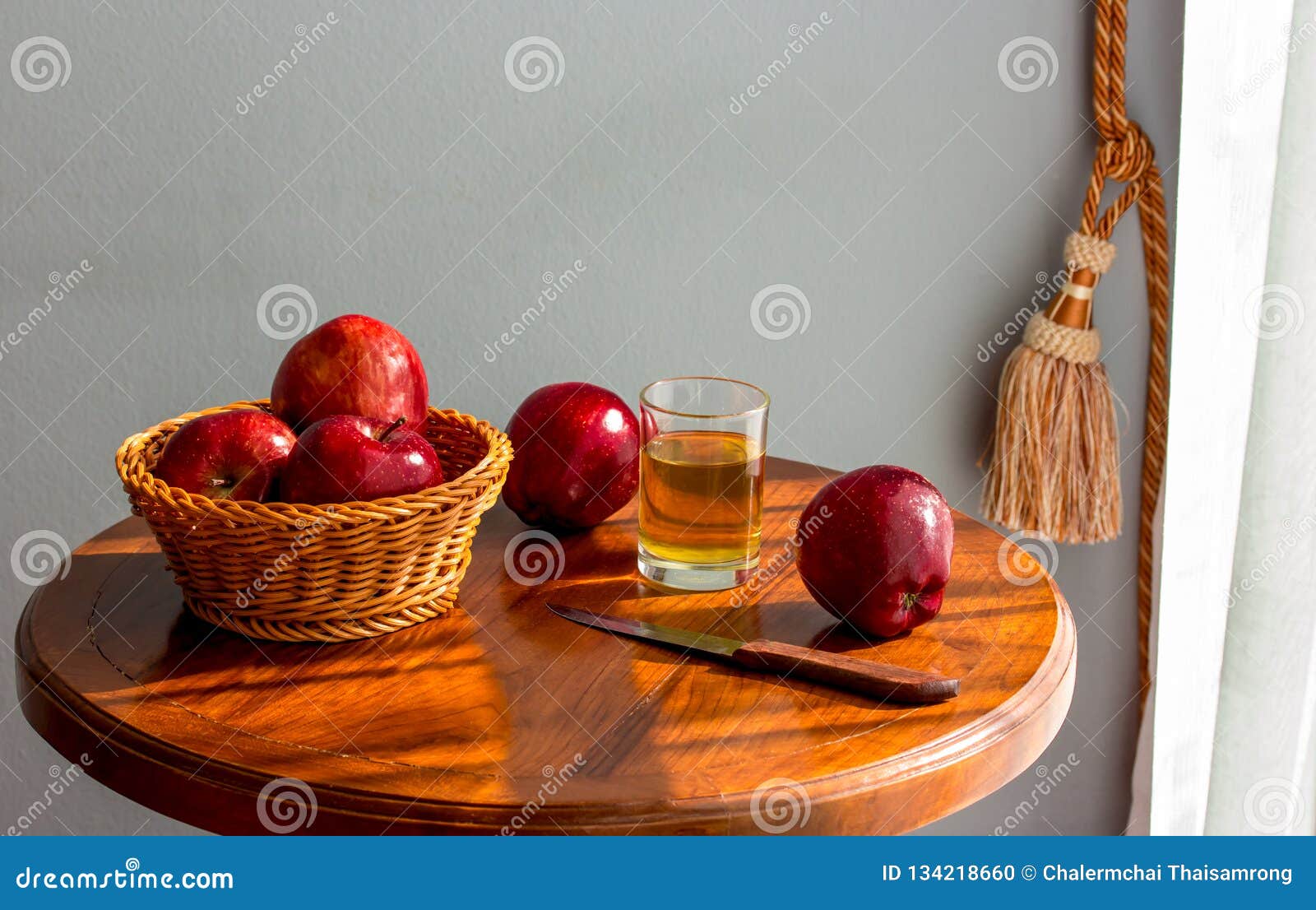 There are some apples left. Apple on the Table. Яблоки на скатерти. There is an Apple on the Table. Натюрморт с ситом яблоки стол скатерть решето.