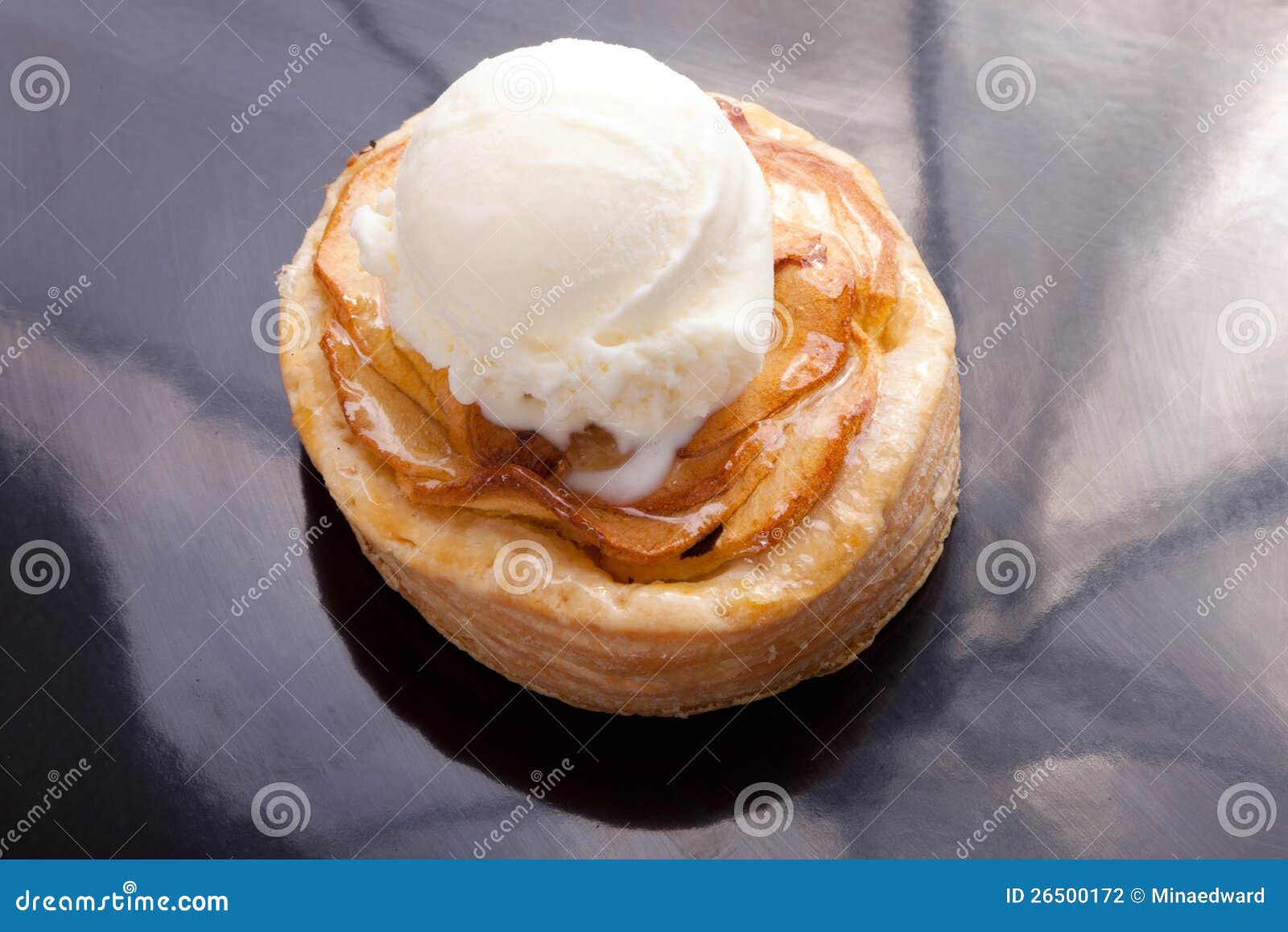 Appeltaart met roomijs. Appeltaartdessert met vanilleroomijs en noot op zwarte schotel