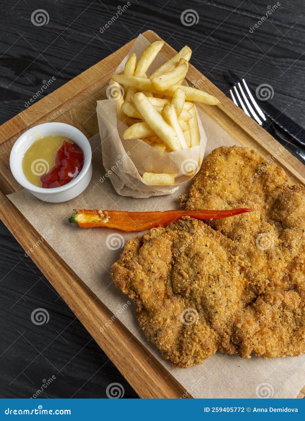 Appetitanregende Gebratene Schnitzel Und Pommes Frites Mit Sauce. Das Gericht Wird Auf Einem