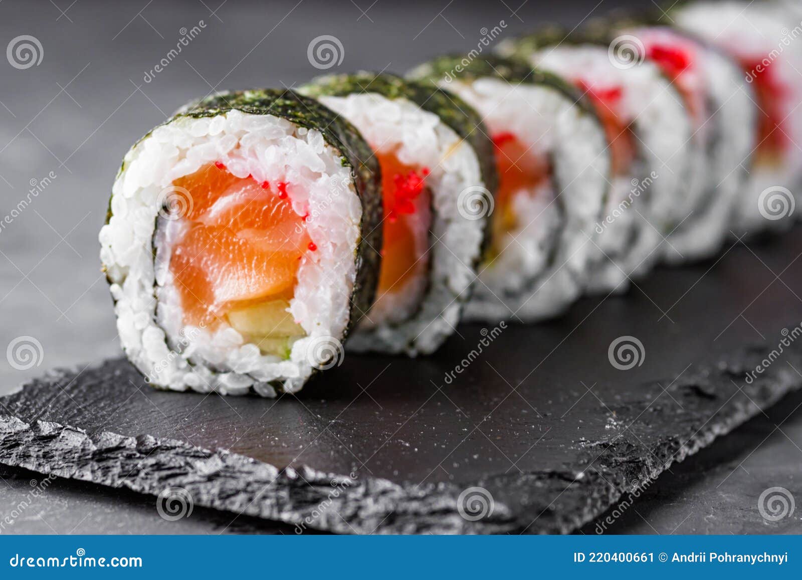 Appetitliche Sushi Roll Maki Mit Lachs Auf Einer Schwarzen Steinplatte ...