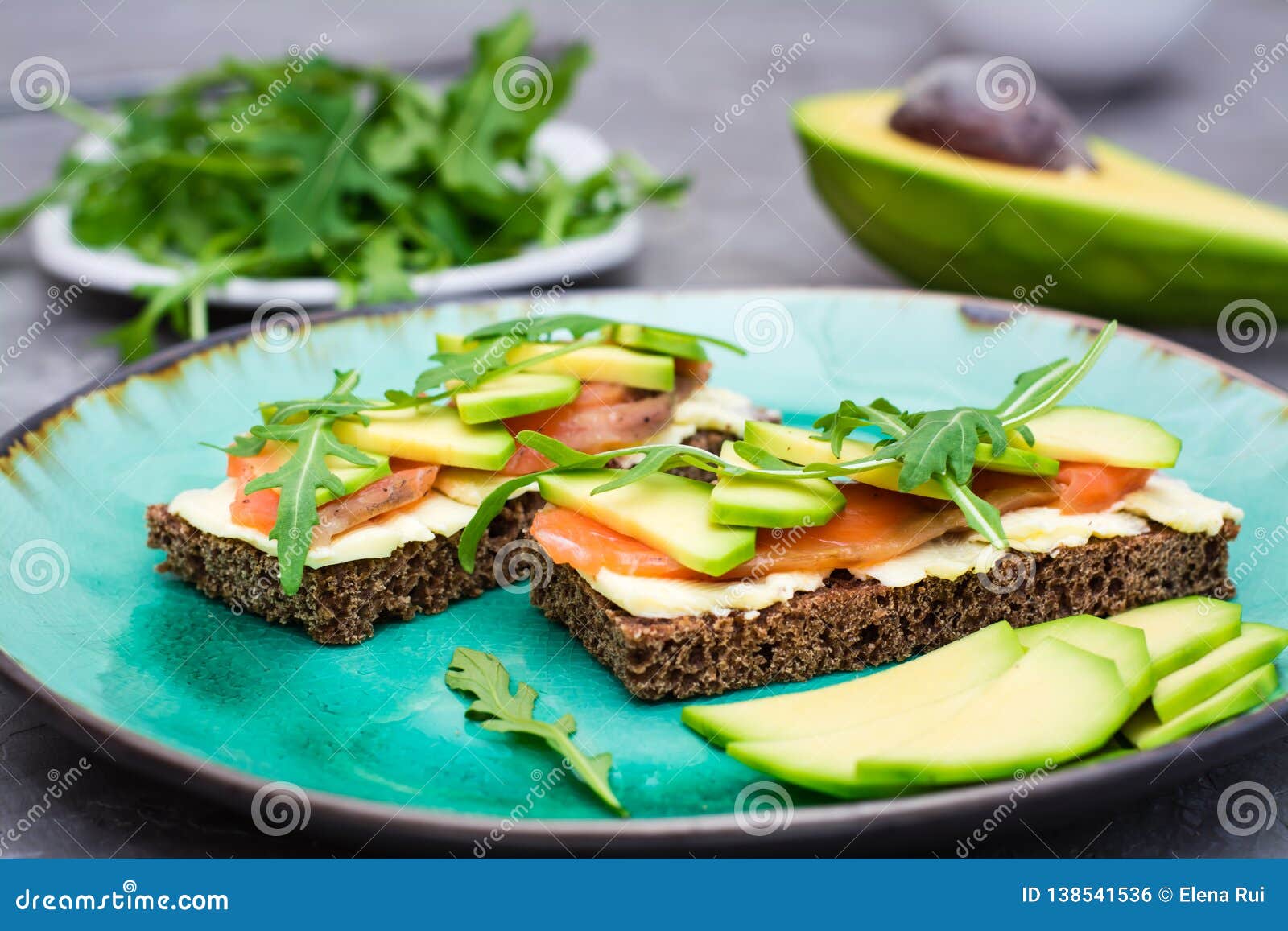 Бутерброд с авокадо и рукколой