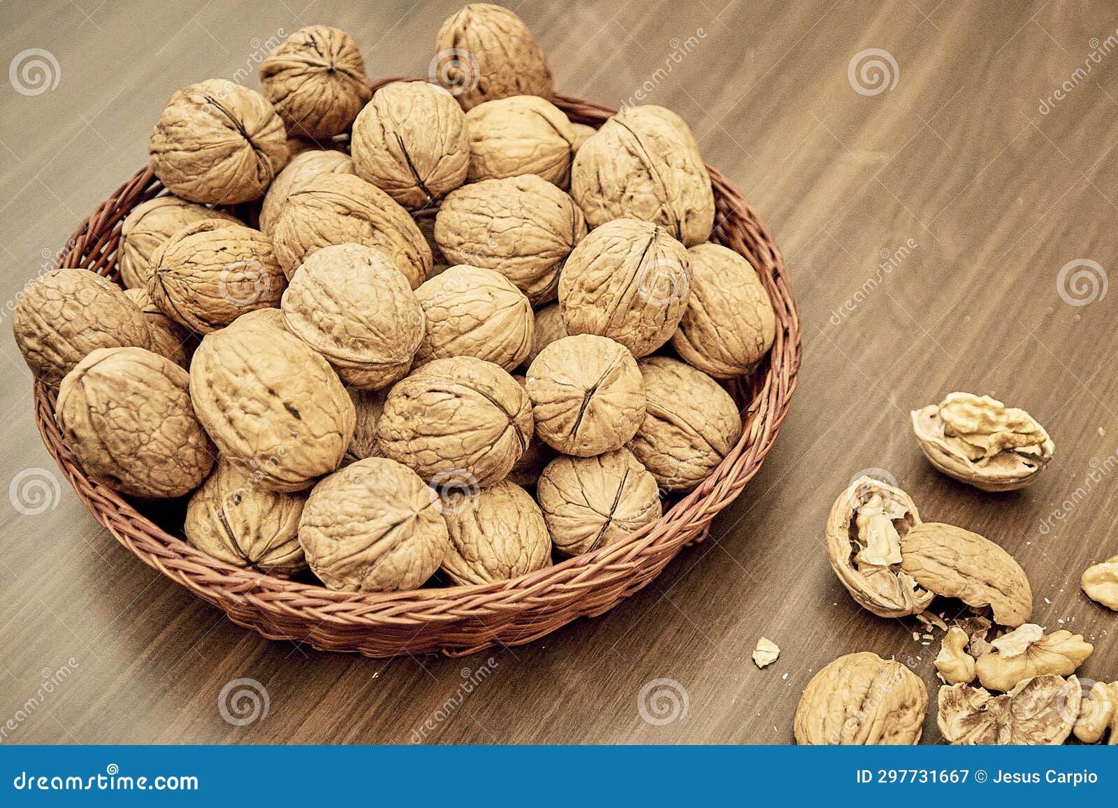 nueces, fruto seco muy nutritivo.