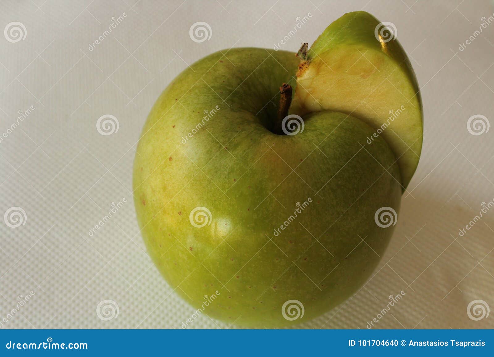 Apple. Una mela verde con un taglio del pezzo