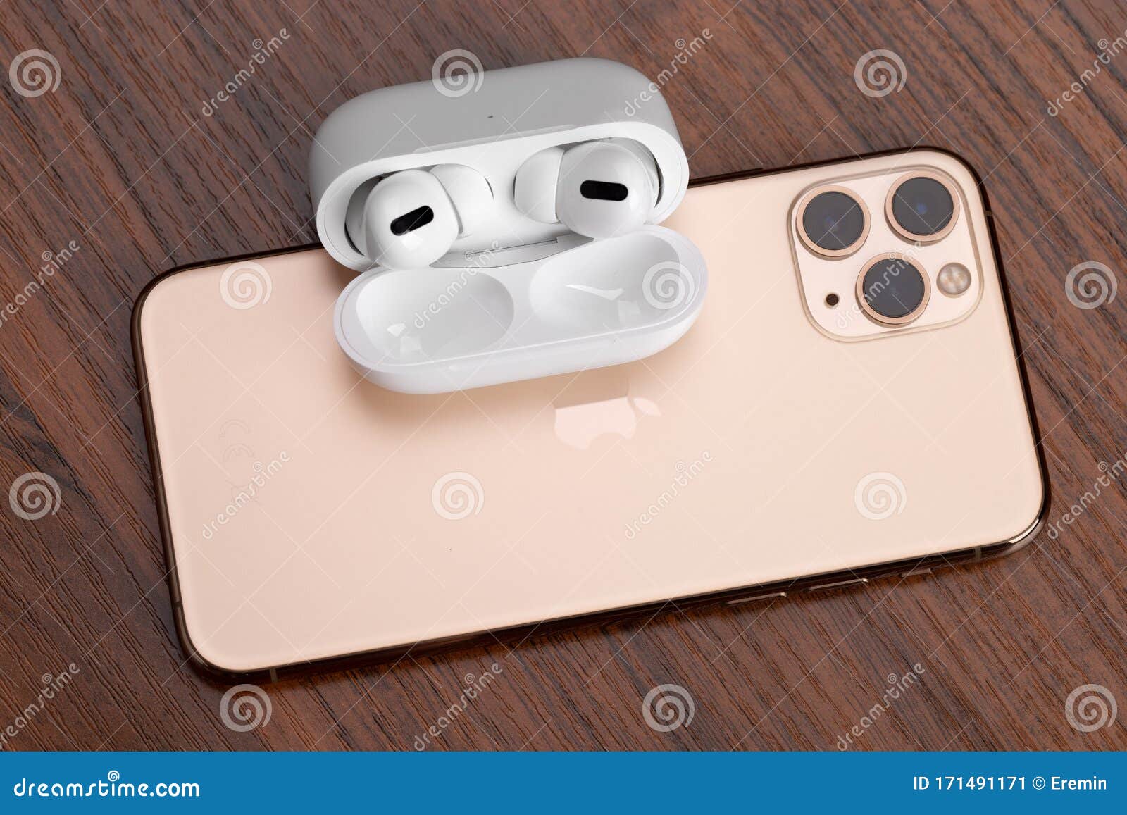 Apple AirPods Pro E IPhone 11 Pro En Una Mesa De Madera