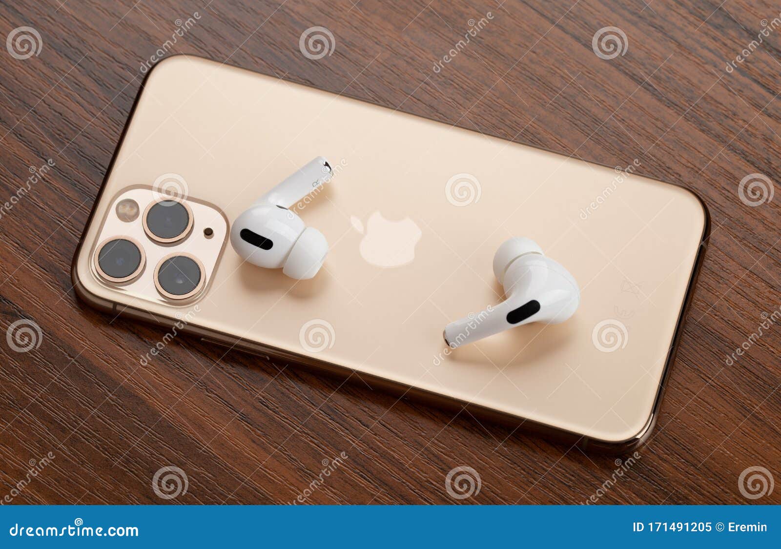 Apple AirPods Pro E IPhone 11 Pro En Una Mesa De Madera Auriculares  Inalámbricos Y Smartphone Imagen editorial - Imagen de almacén, ruido:  171491205