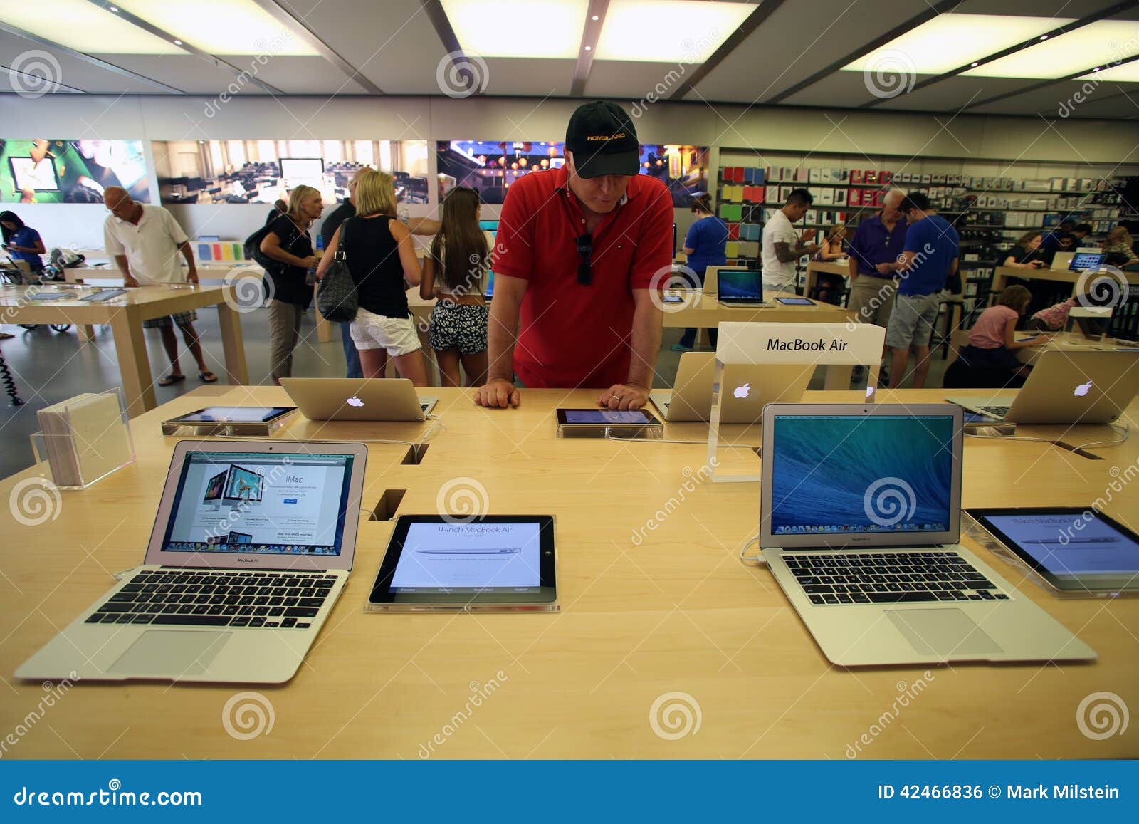 APPLE COMPUTER RETAIL STORE Editorial Photo - Image of computers