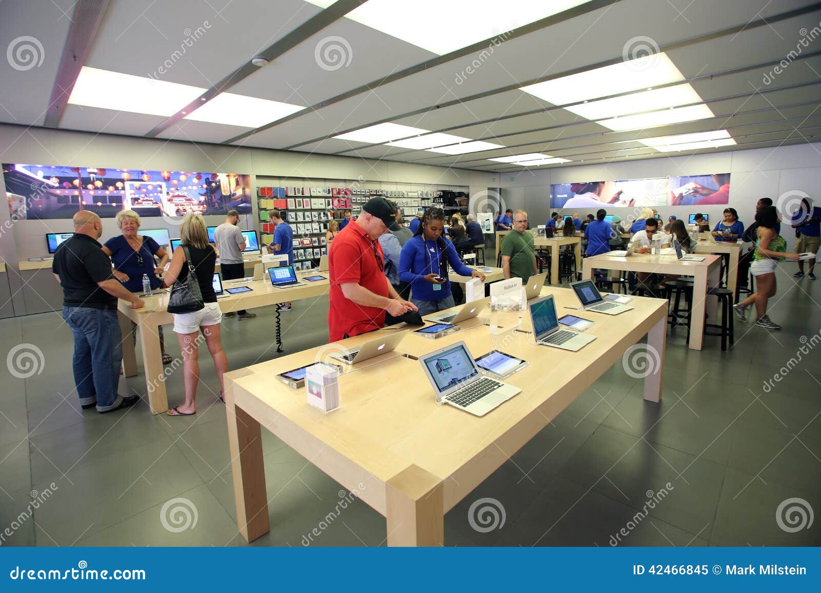 Apple Retail Store editorial photo. Image of computers - 71434266