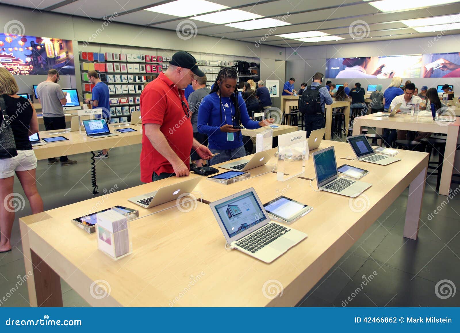 Apple Retail Store editorial photo. Image of computers - 71434266