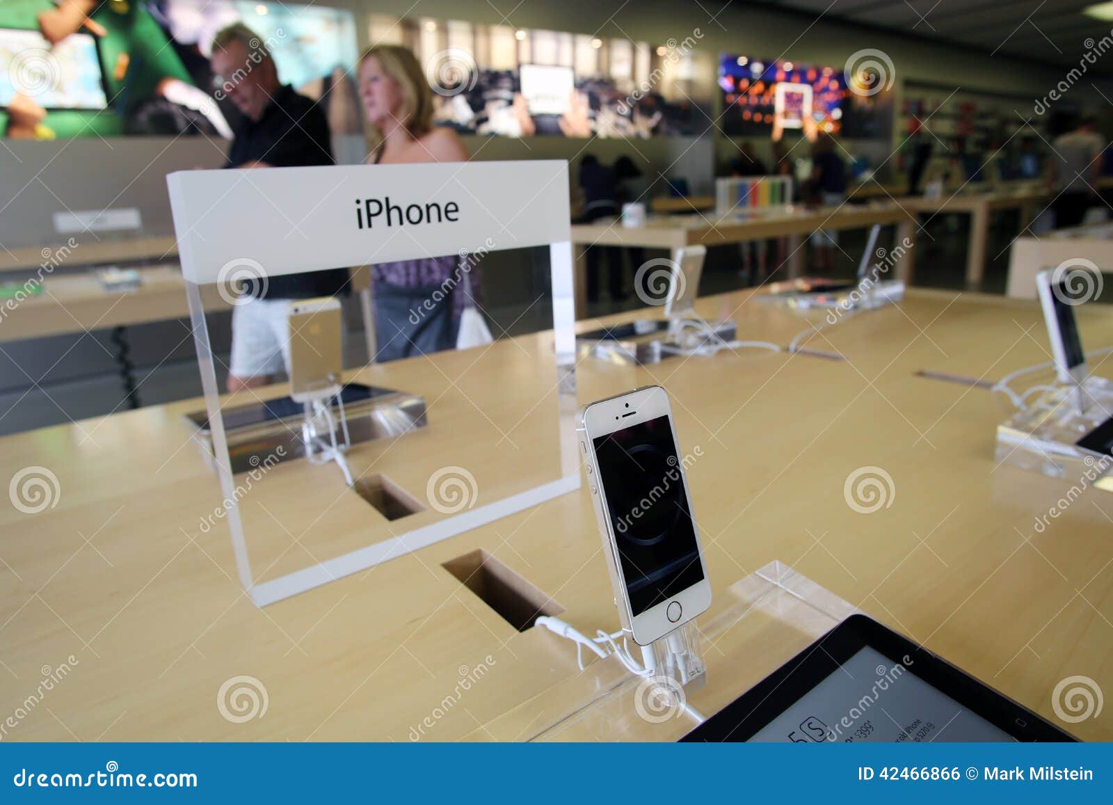 APPLE COMPUTER RETAIL STORE Editorial Photo - Image of computers