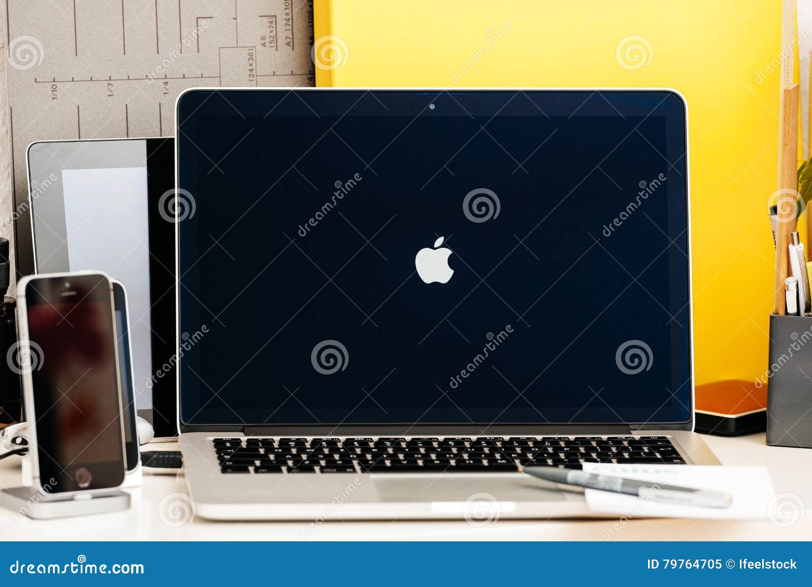 Apple-Embleem op MacBook Pro OLED. PARIJS, FRANKRIJK - OCT 28 2016: Apple-Computerswebsite op nieuwe MacBook Pro-Retina met OLED-Aanrakingsbar in geek creatieve ruimte die Apple-Hoofdgedachte demonstreren - logotype Apple-computers op het scherm