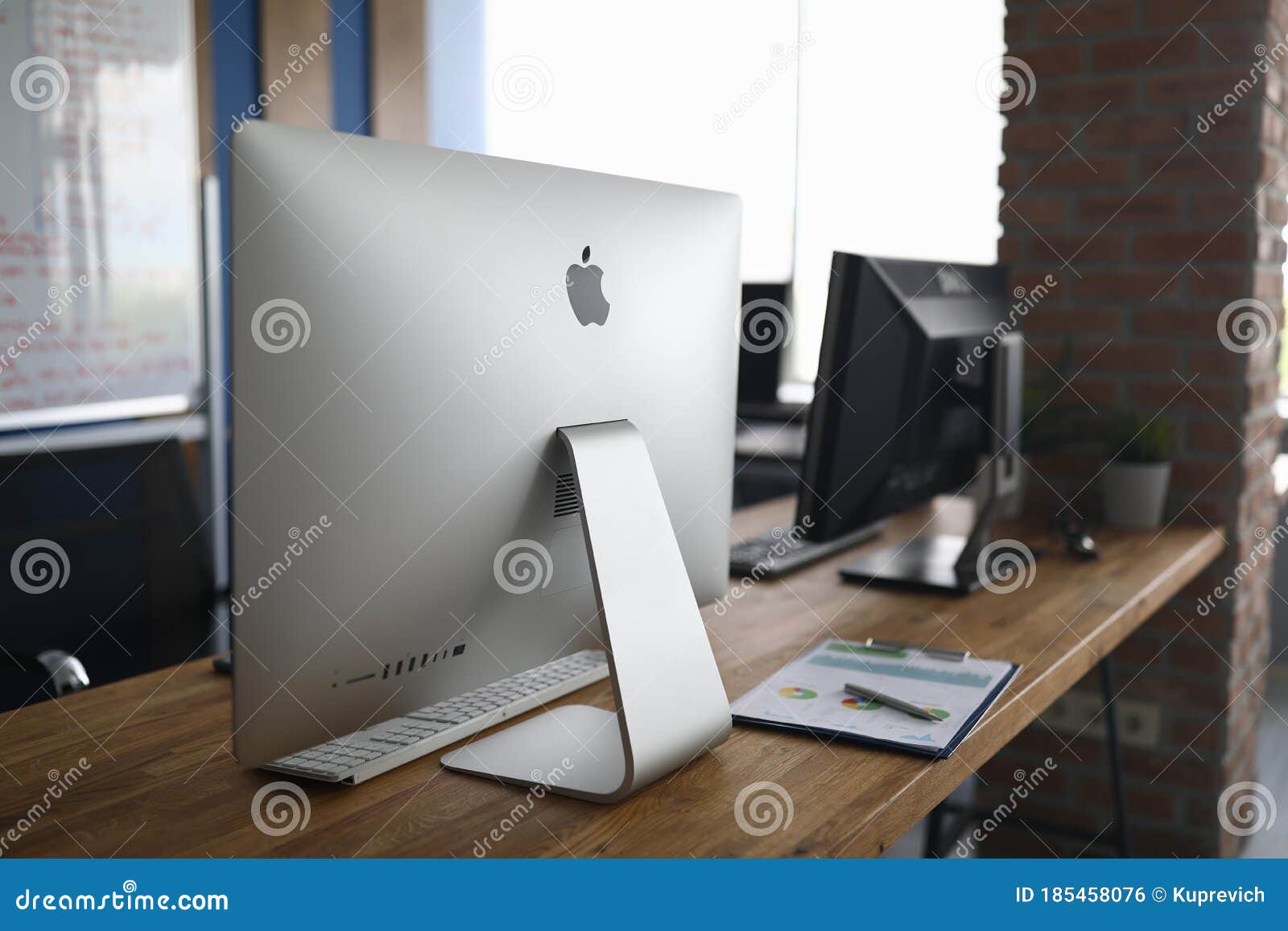 Apple Imac Pc Contra Fondo De Oficina Vacío Foto editorial - Imagen de  monitor, copia: 185458076