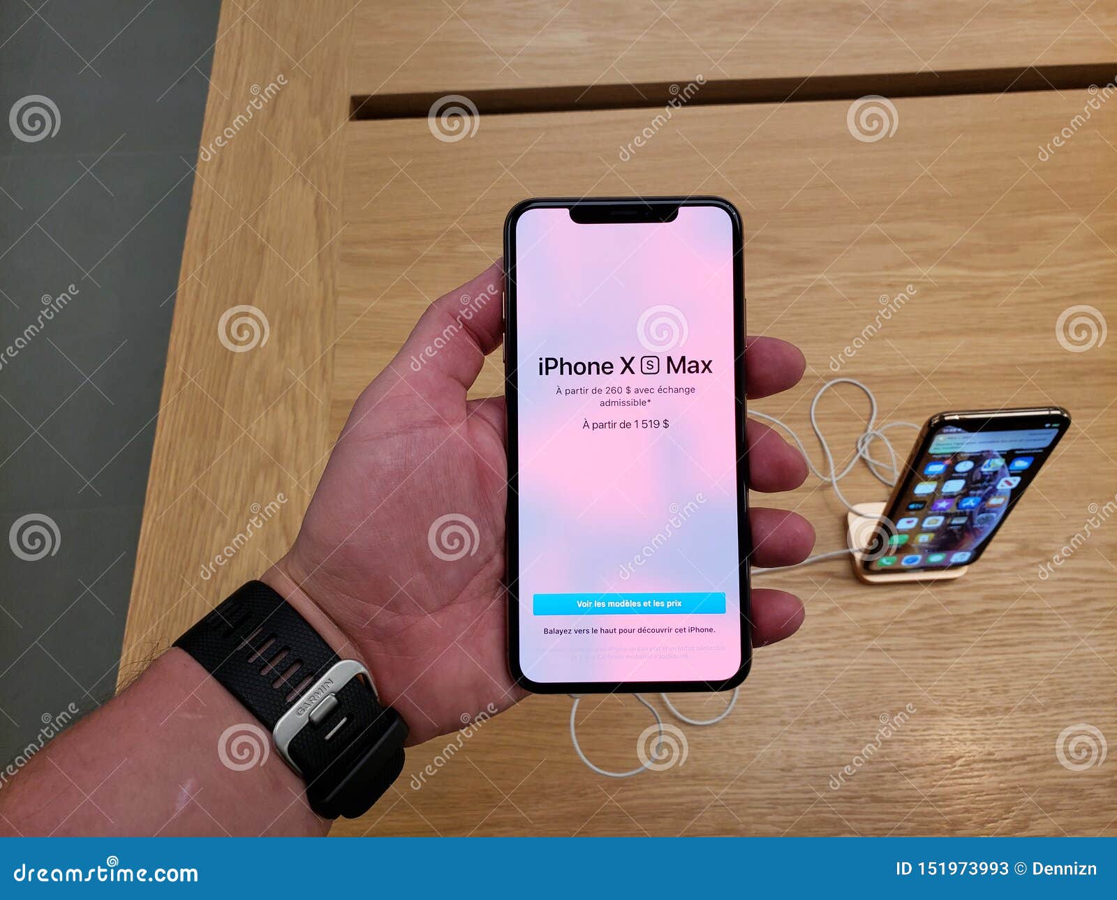 iPhone XS Max trên tay: Một cảm giác mới lạ và thú vị khi cầm trên tay chiếc smartphone cao cấp của Apple - iPhone XS Max. Bạn sẽ có cơ hội chiêm ngưỡng thiết kế tinh tế cùng với những tính năng đáng ngạc nhiên của chiếc điện thoại này. Hãy thử cảm giác hiện đại và đầy thử thách này bằng việc xem bức ảnh iPhone XS Max trên tay nhé! 