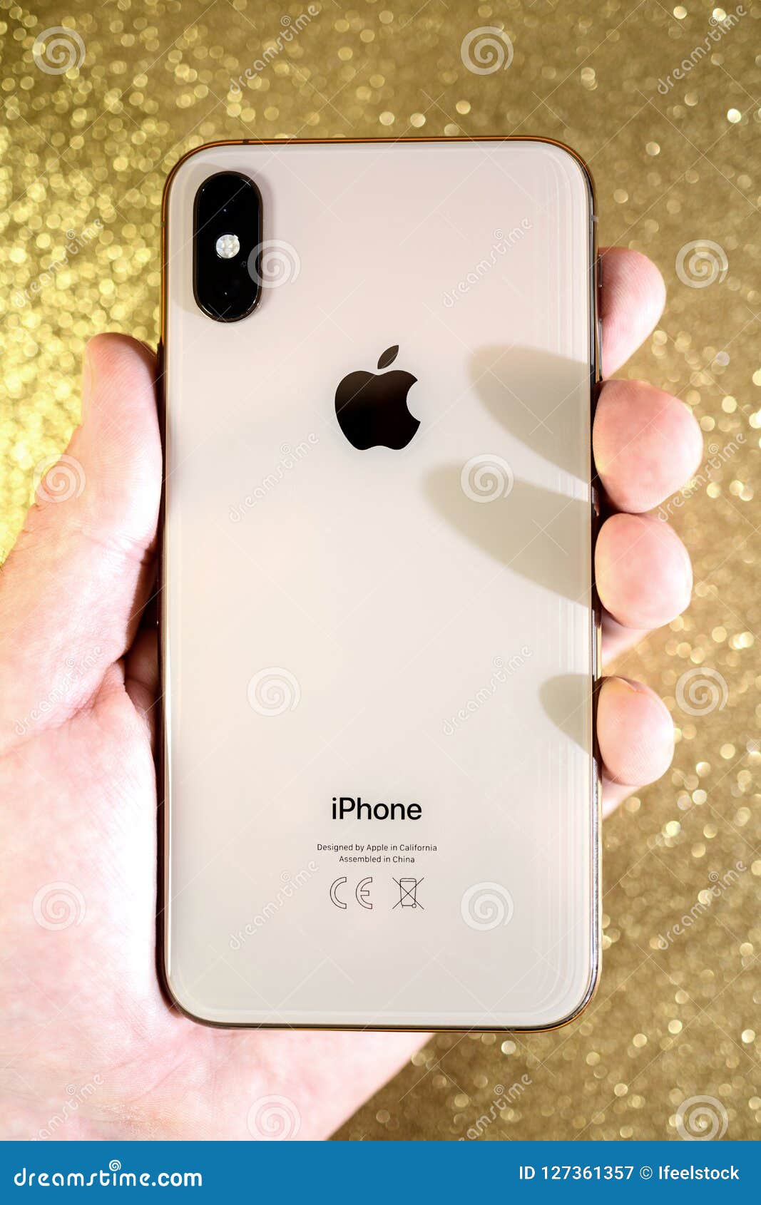 Với phiên bản iPhone XS Max Gold, bạn sẽ không chỉ sở hữu một sản phẩm vô cùng sang trọng mà còn ĐẶC BIỆT hơn bởi sự kết hợp đầy tinh tế giữa màu sắc và chi tiết thiết kế. Cùng chiêm ngưỡng hình ảnh để cảm nhận sự đẳng cấp của sản phẩm này. 