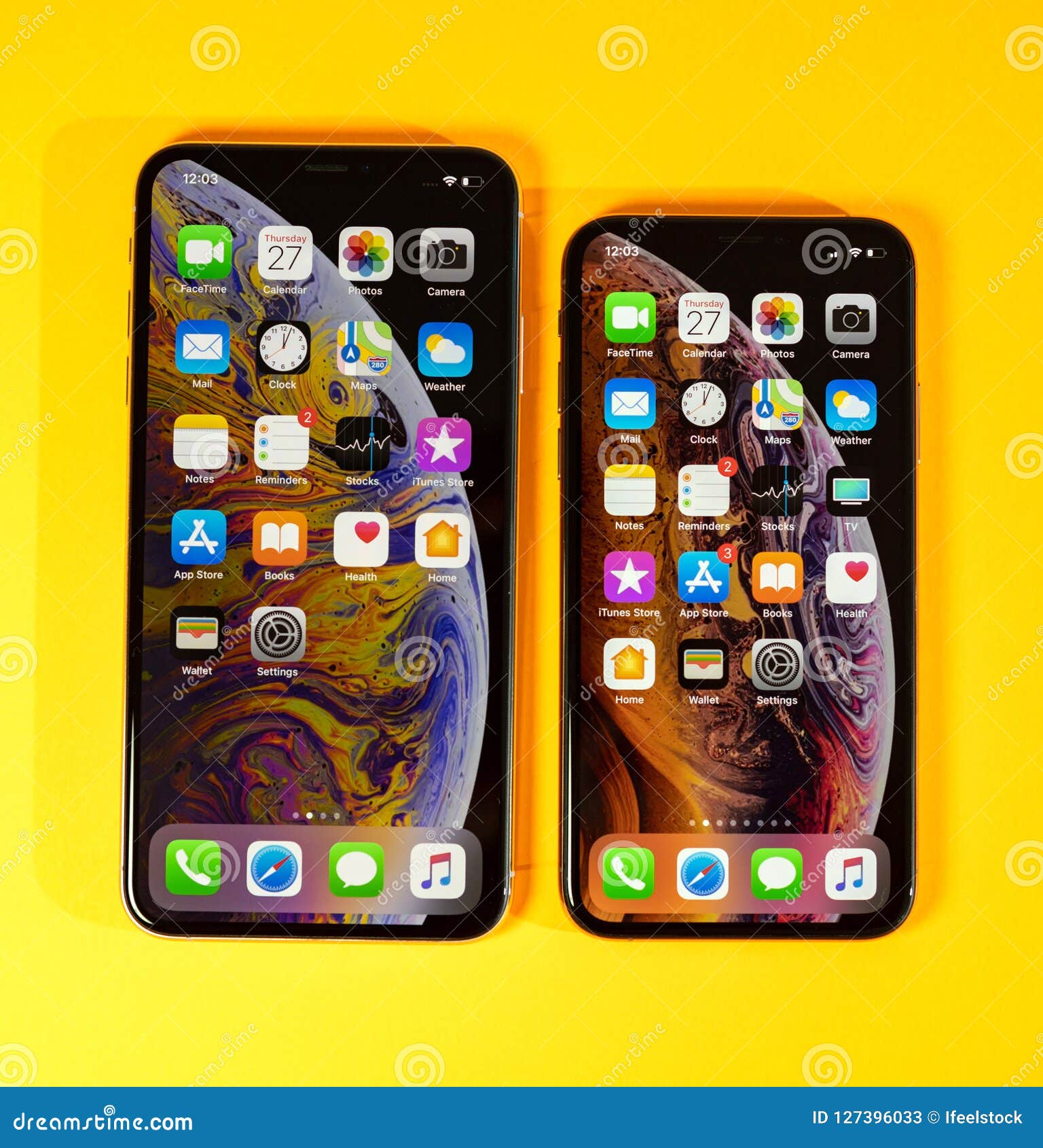 Apple-Iphone Xs Maximum Tegen Ios 12 Trillende Achtergrond Redactionele  Stock Foto - Image Of Apps, Ontwerp: 127396033