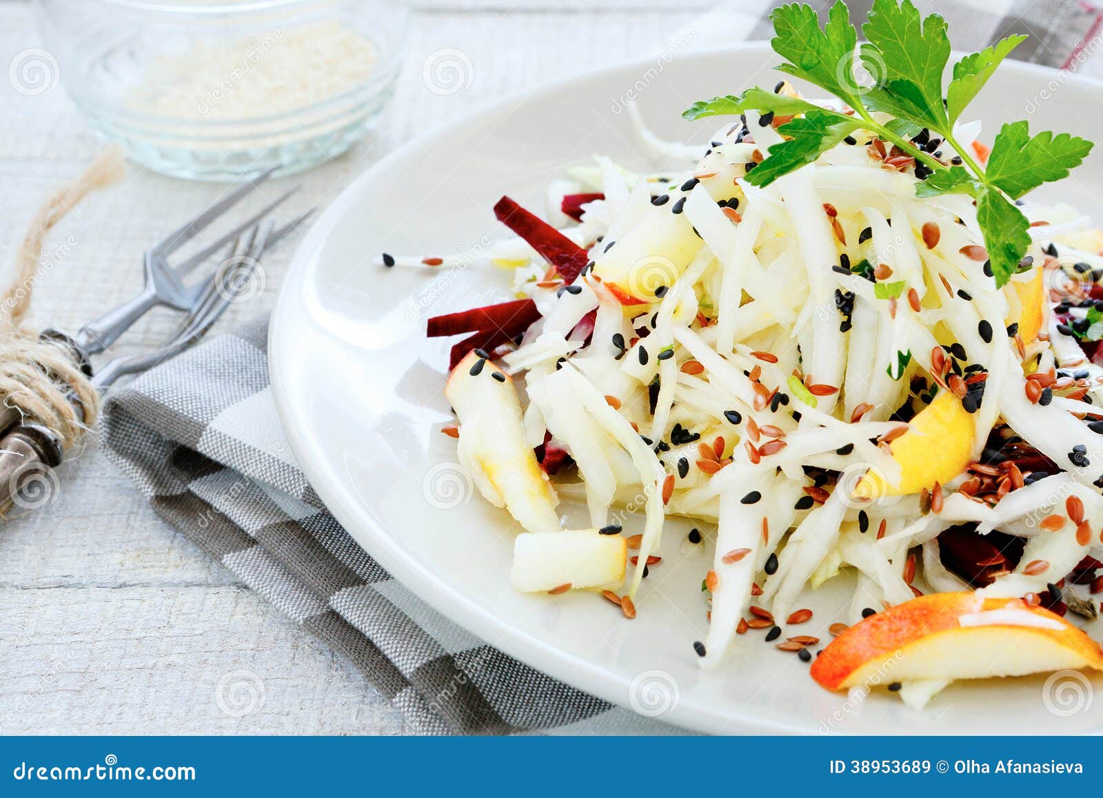 Apple-Kohlsalat Mit Rote-Bete-Wurzeln Stockbild - Bild von hintergrund ...