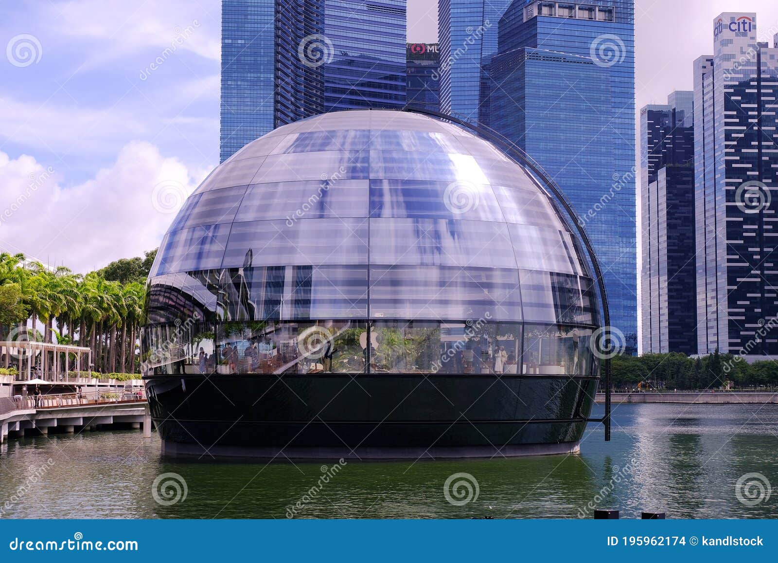 An Apple Store seen at Marina Bay Sands in Singapore. (Photo by Lionel Ng /  SOPA Images/Sipa USA Stock Photo - Alamy