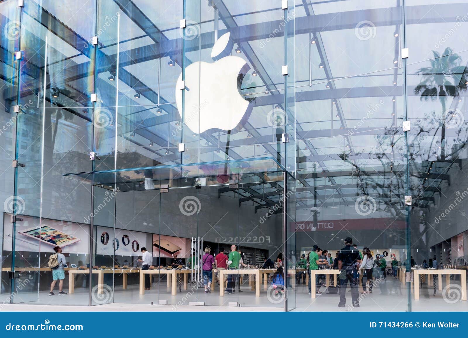 Apple Retail Store editorial photo. Image of computers - 71434266