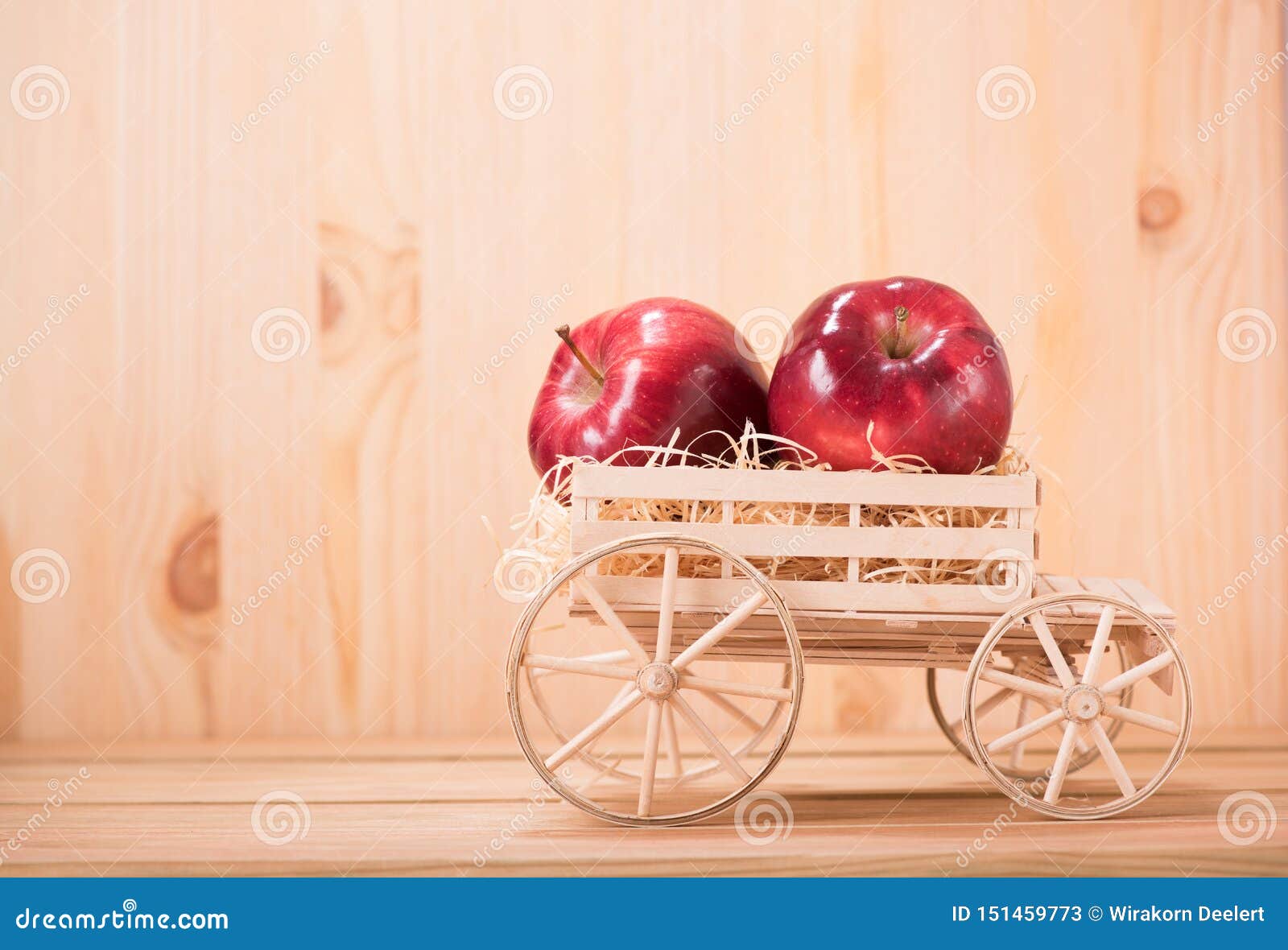 Apple Rojo En El Carro De La Granja Con El Fondo De Madera Del Piso Imagen de archivo - Imagen de rojo, apple: 151459773