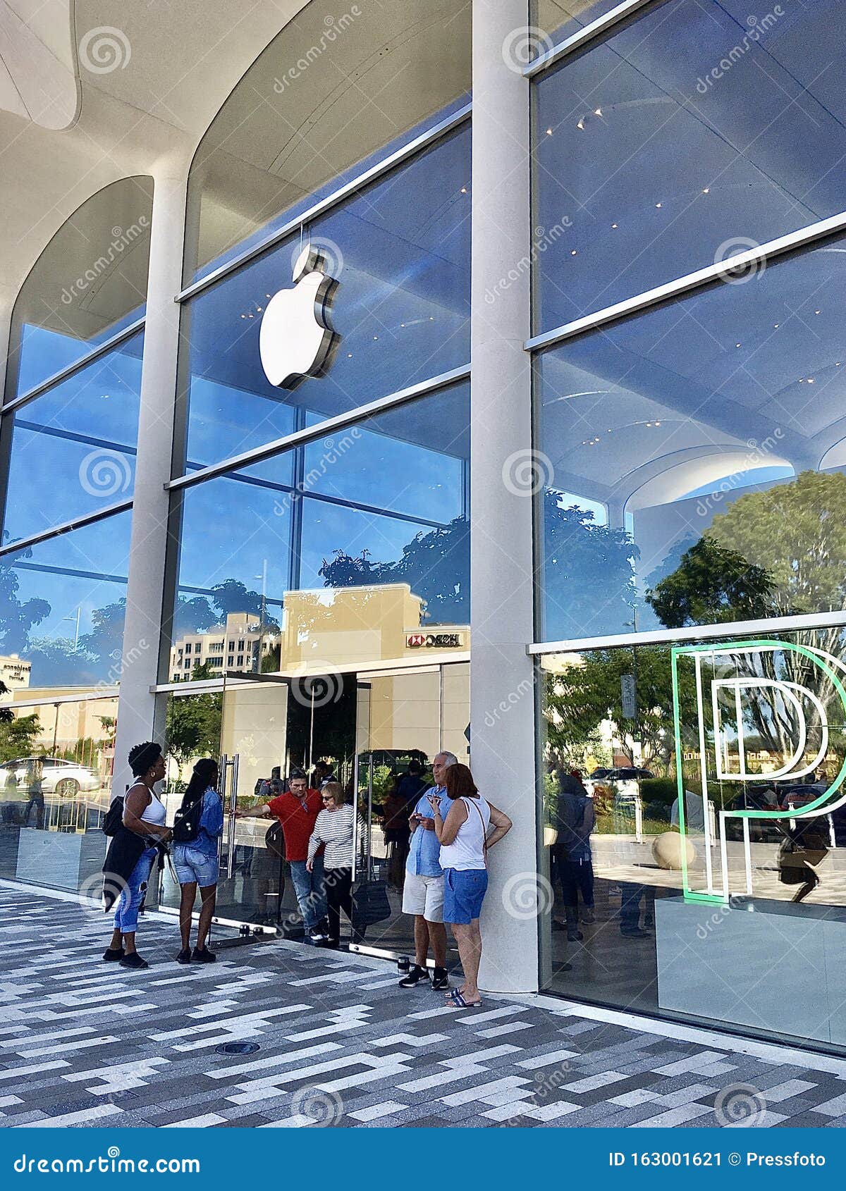 Apple Store in Aventura, Florida Editorial Photo - Image of shop, customer:  163001621