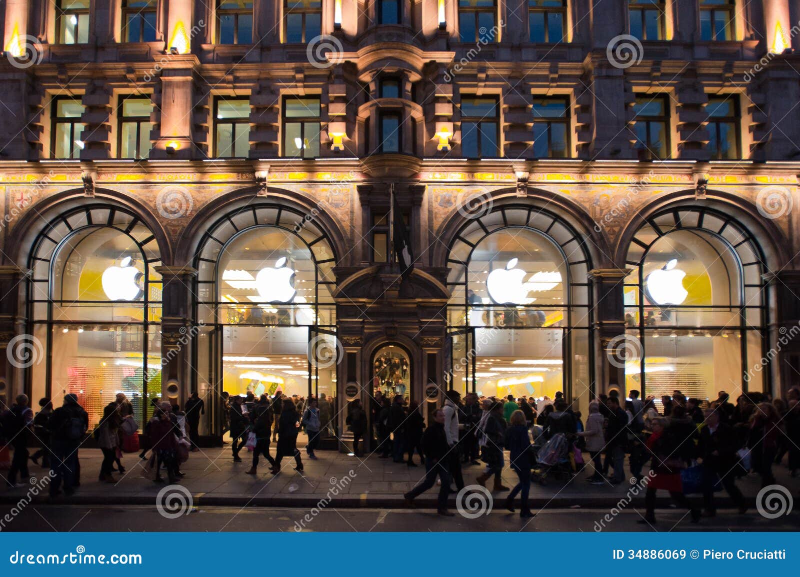 Apple Store en Londres. La gente da un paseo en el sábado por la tarde delante de Apple Store en la calle del regente en Londres el 2 de noviembre de 2013. La intersección entre la calle de Oxford y la calle del regente es el centro comercial principal dentro de Londres interno.